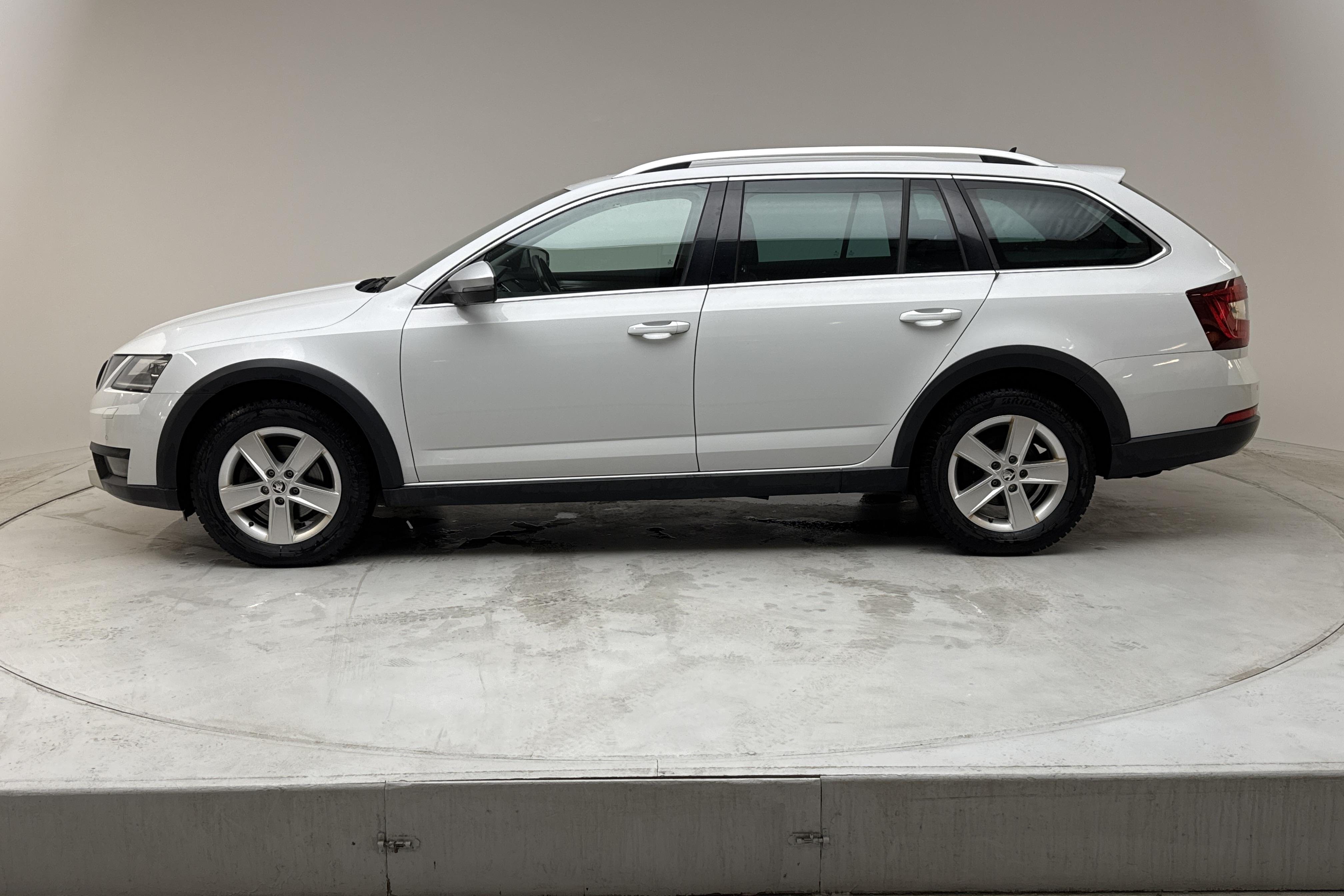 Skoda Octavia Scout II 2.0 TDI 4X4 (150hk) - 266 660 km - Automaatne - valge - 2018