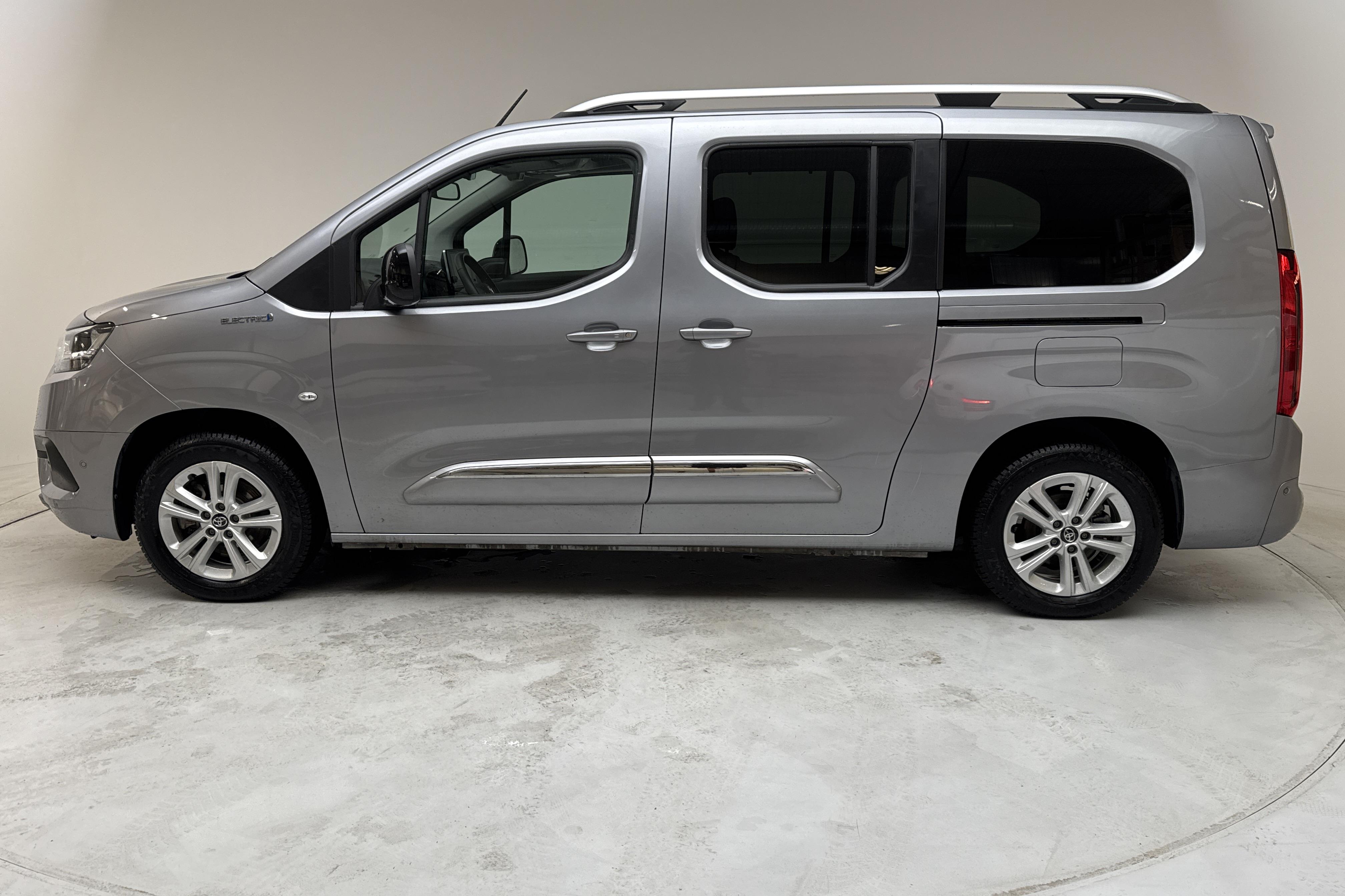 Toyota ProAce City Verso Electric - 32 720 km - Automaattinen - hopea - 2022