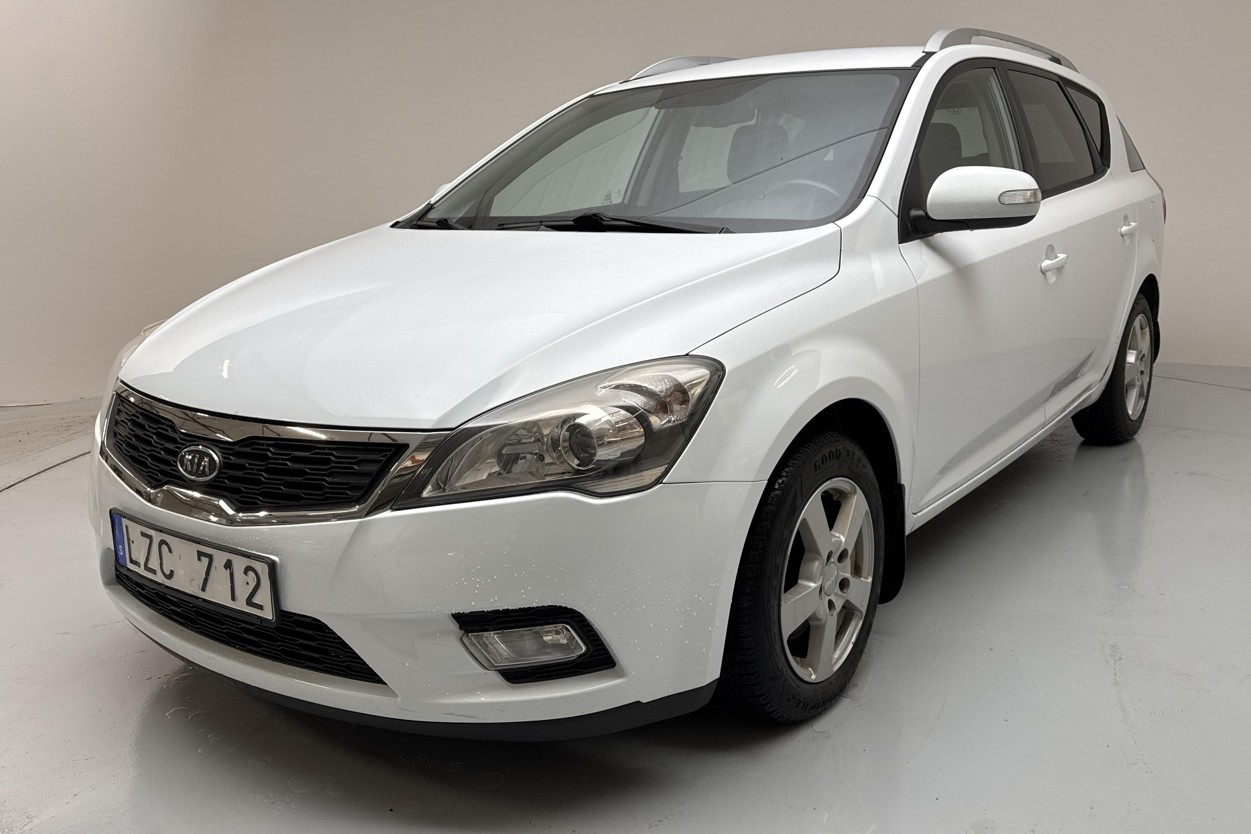 KIA Cee'd 1.6 CRDi SW (128hk) - 151 250 km - Manuaalinen - valkoinen - 2012