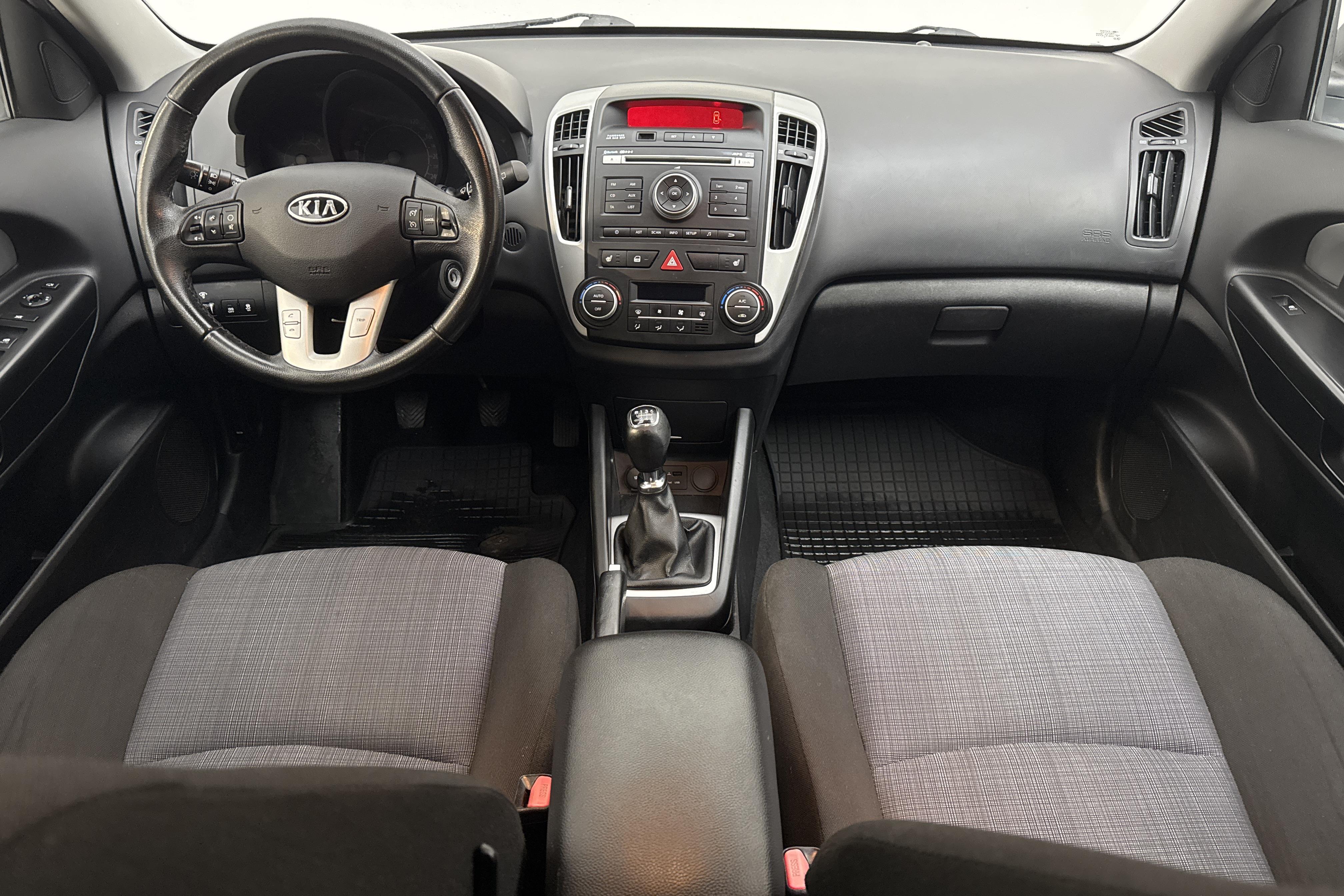 KIA Cee'd 1.6 CRDi SW (128hk) - 151 250 km - Manuaalinen - valkoinen - 2012