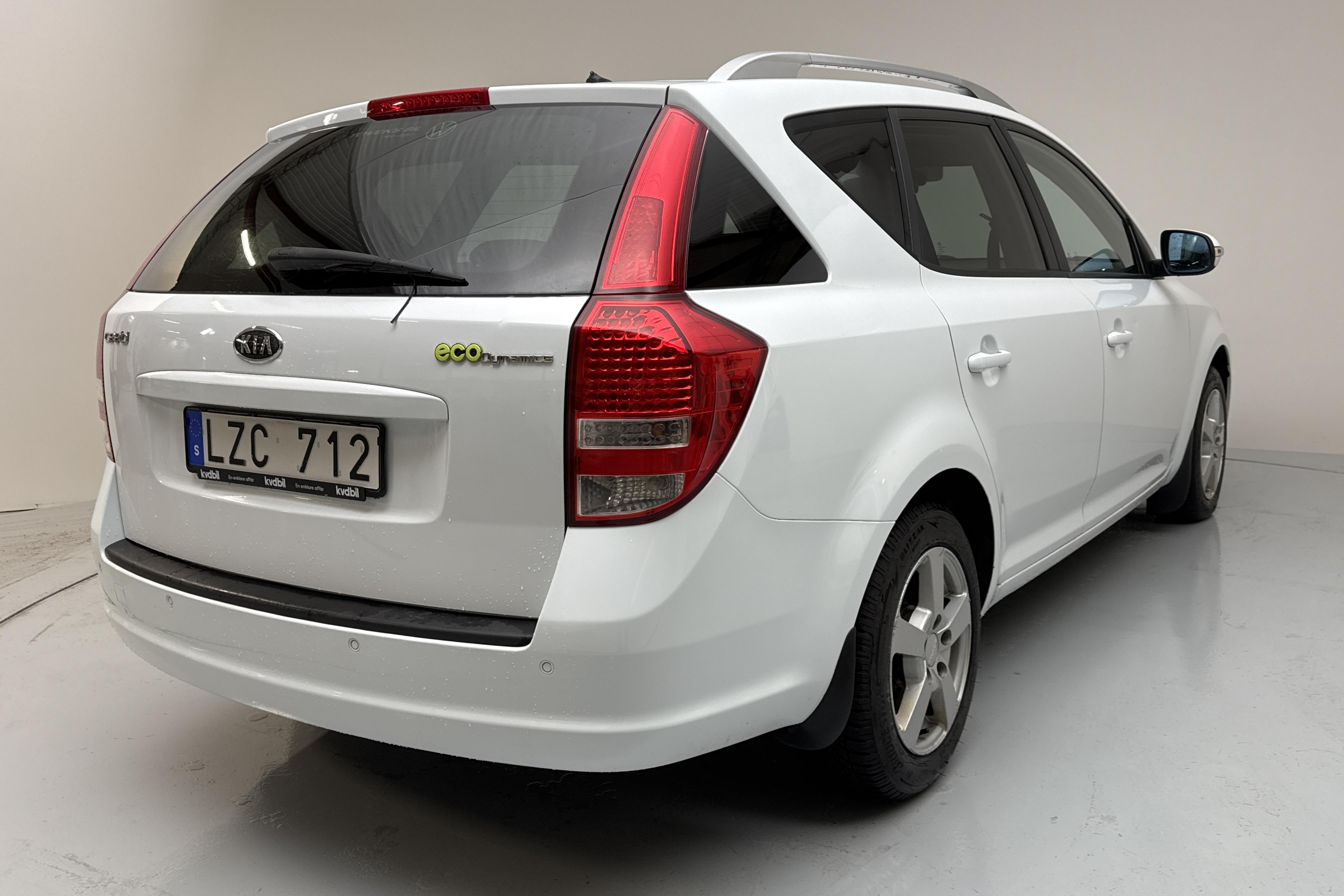 KIA Cee'd 1.6 CRDi SW (128hk) - 151 250 km - Manuaalinen - valkoinen - 2012