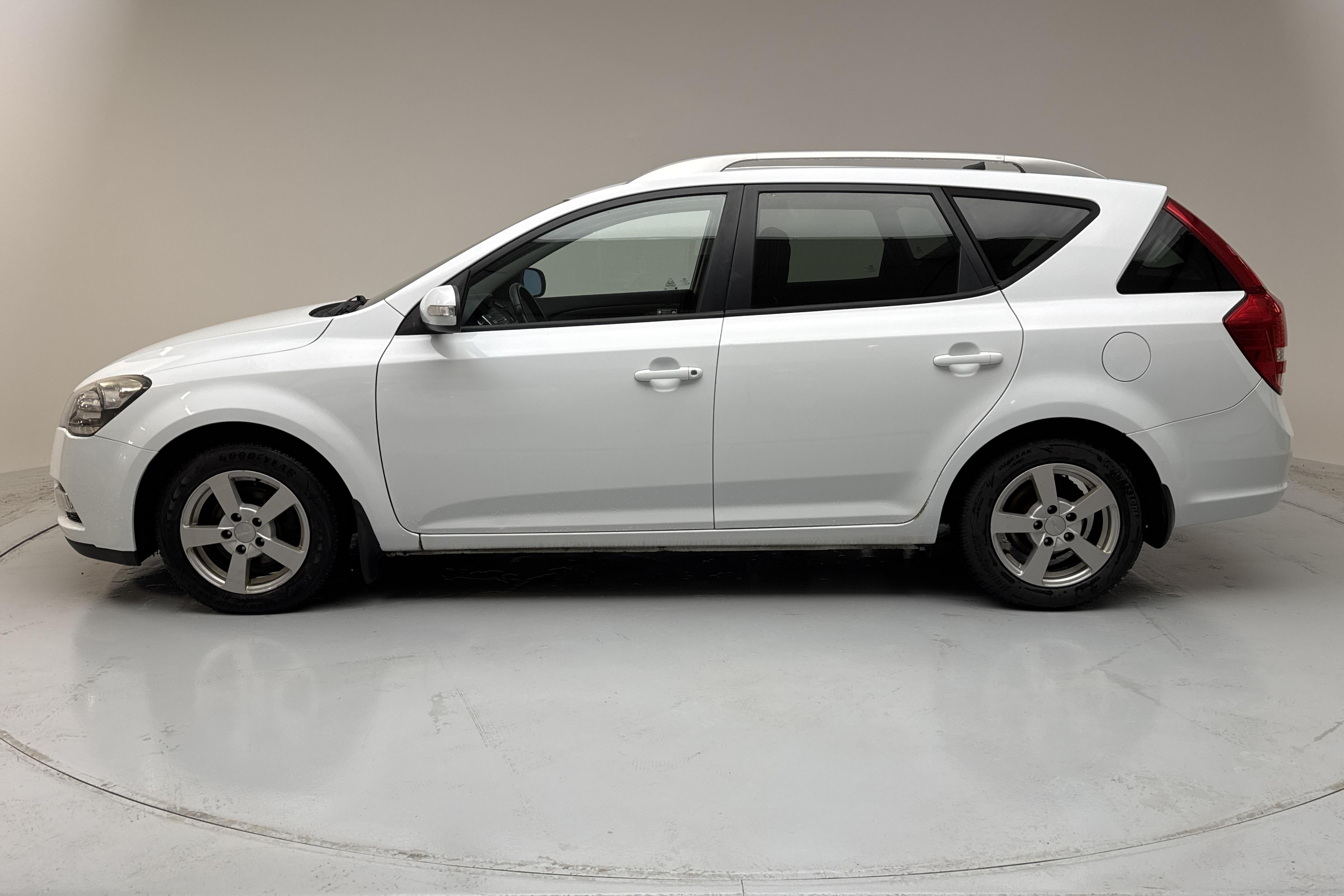 KIA Cee'd 1.6 CRDi SW (128hk) - 151 250 km - Manuaalinen - valkoinen - 2012