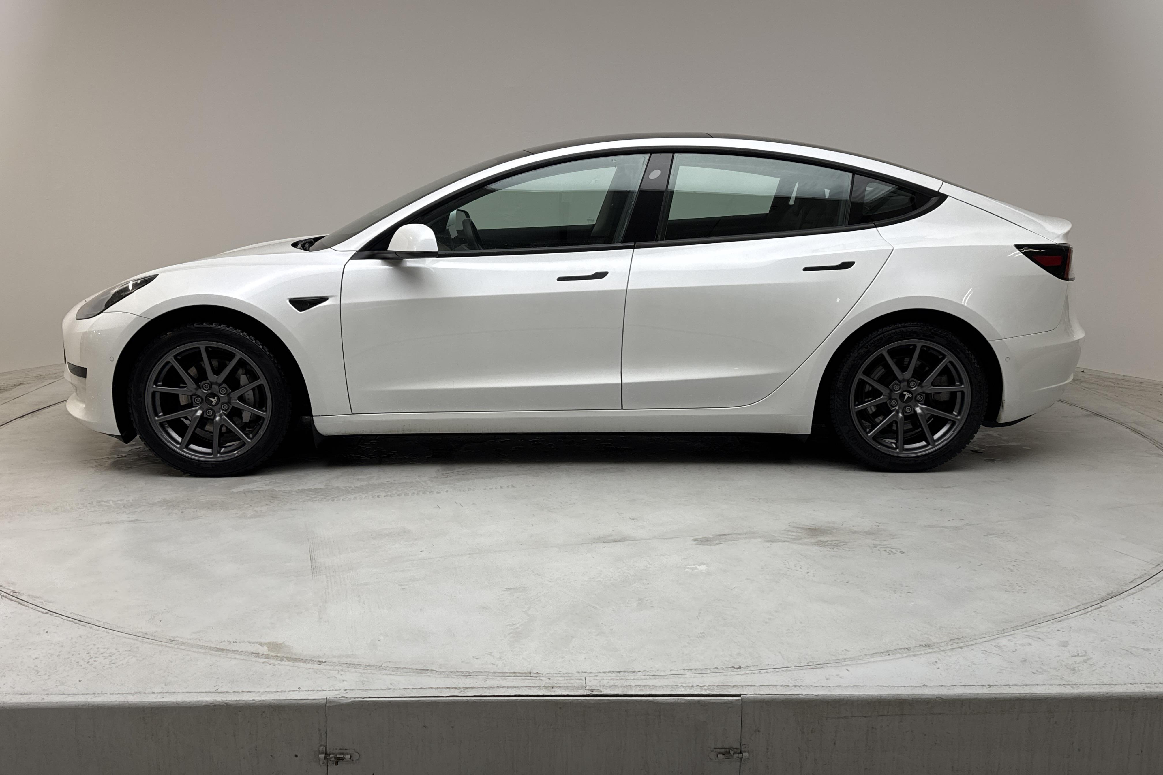 Tesla Model 3 Standard Range RWD - 120 540 km - Automaattinen - valkoinen - 2021