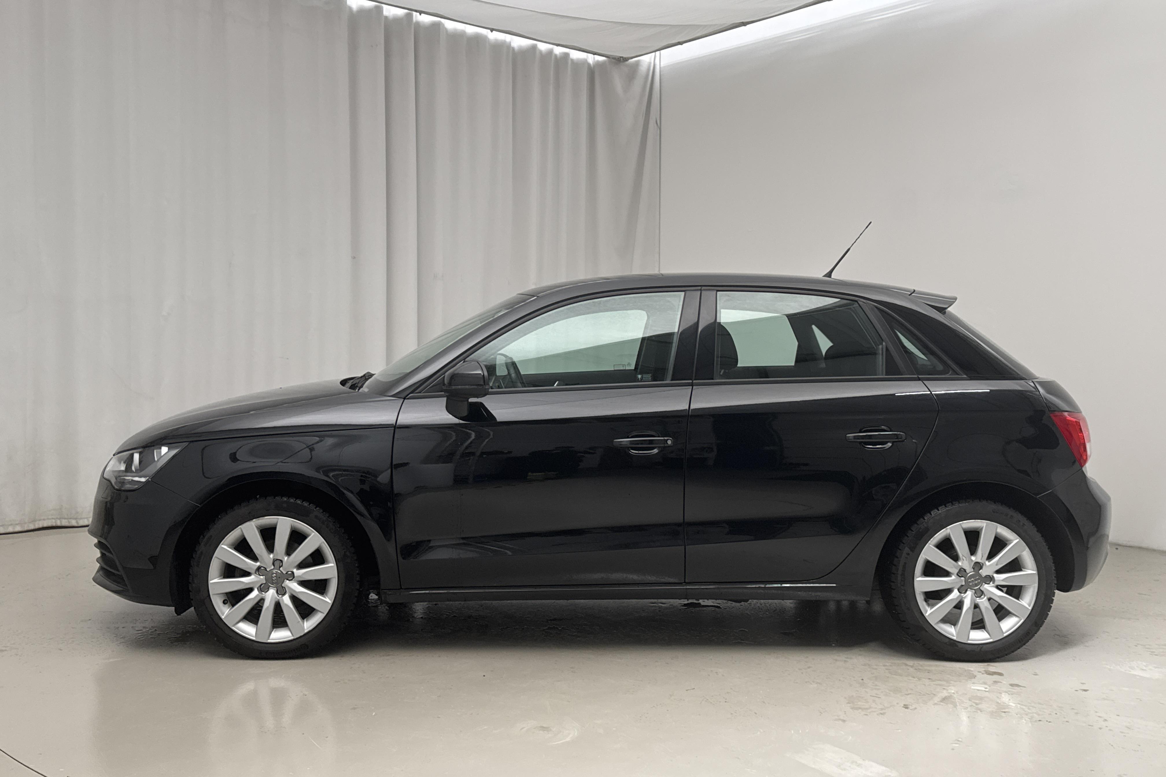 Audi A1 1.2 TFSI Sportback (86hk) - 8 333 mil - Manuell - svart - 2013