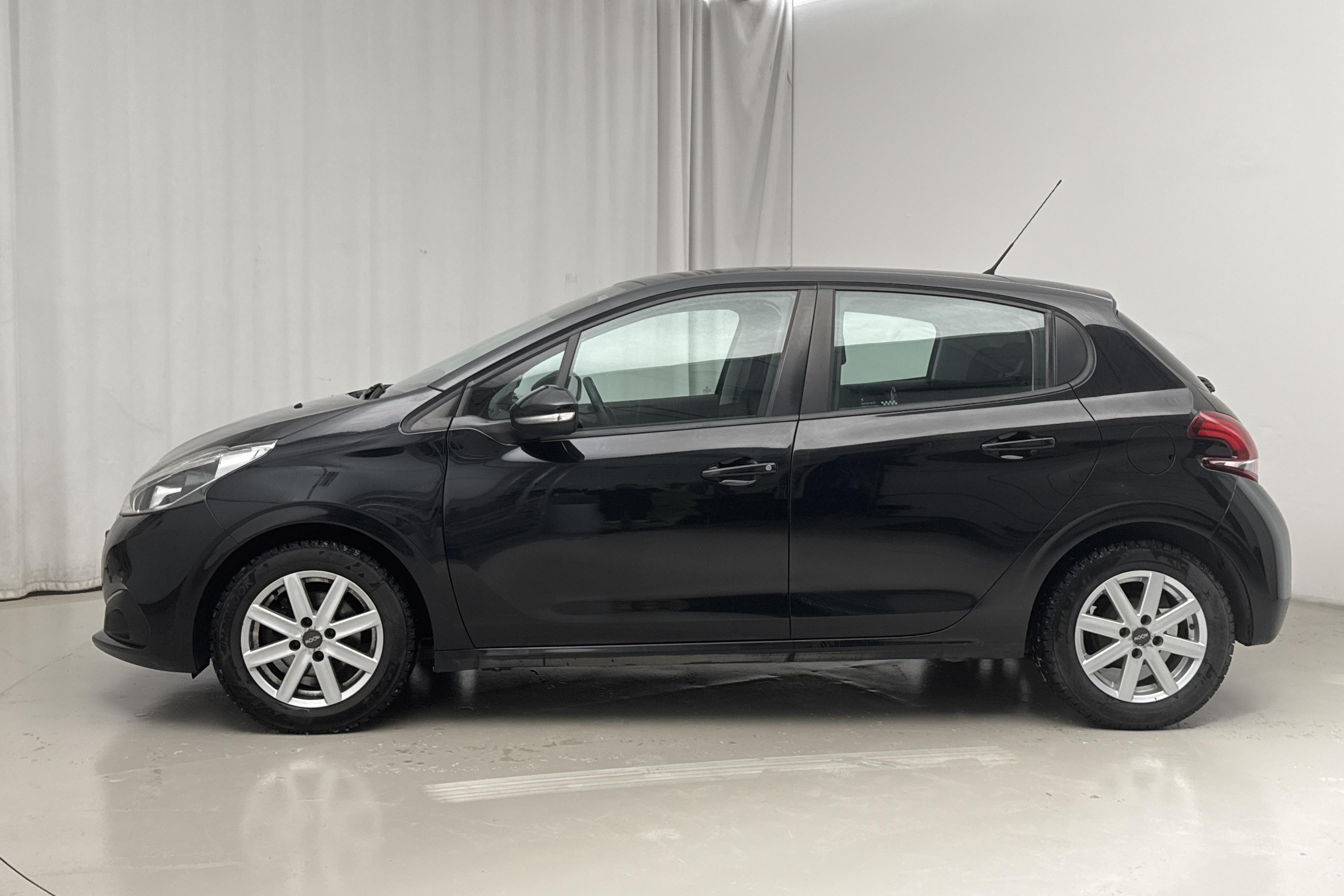 Peugeot 208 1.2 VTi 5dr (82hk) - 84 100 km - Manuaalinen - musta - 2015