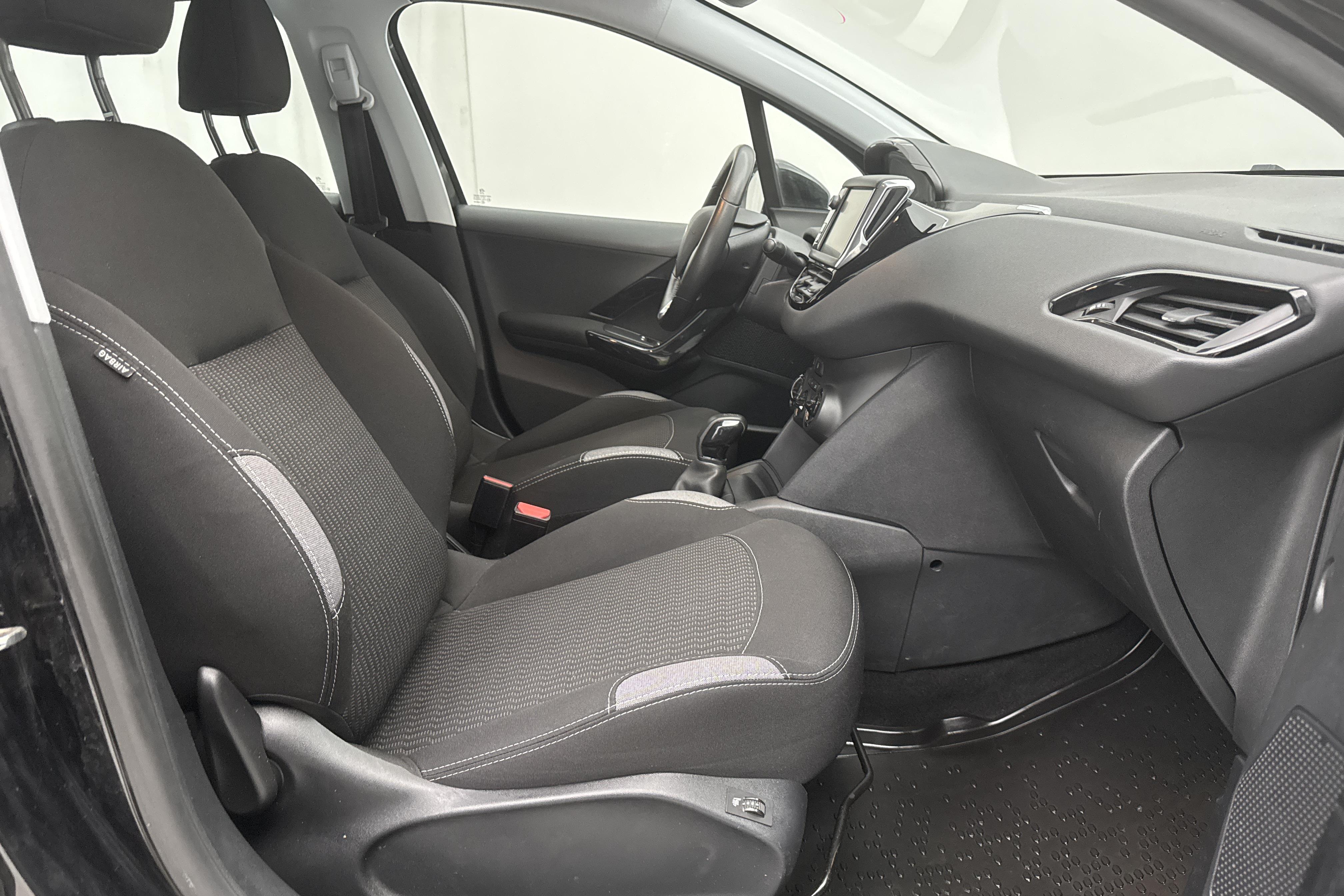 Peugeot 208 1.2 VTi 5dr (82hk) - 84 100 km - Manuaalinen - musta - 2015