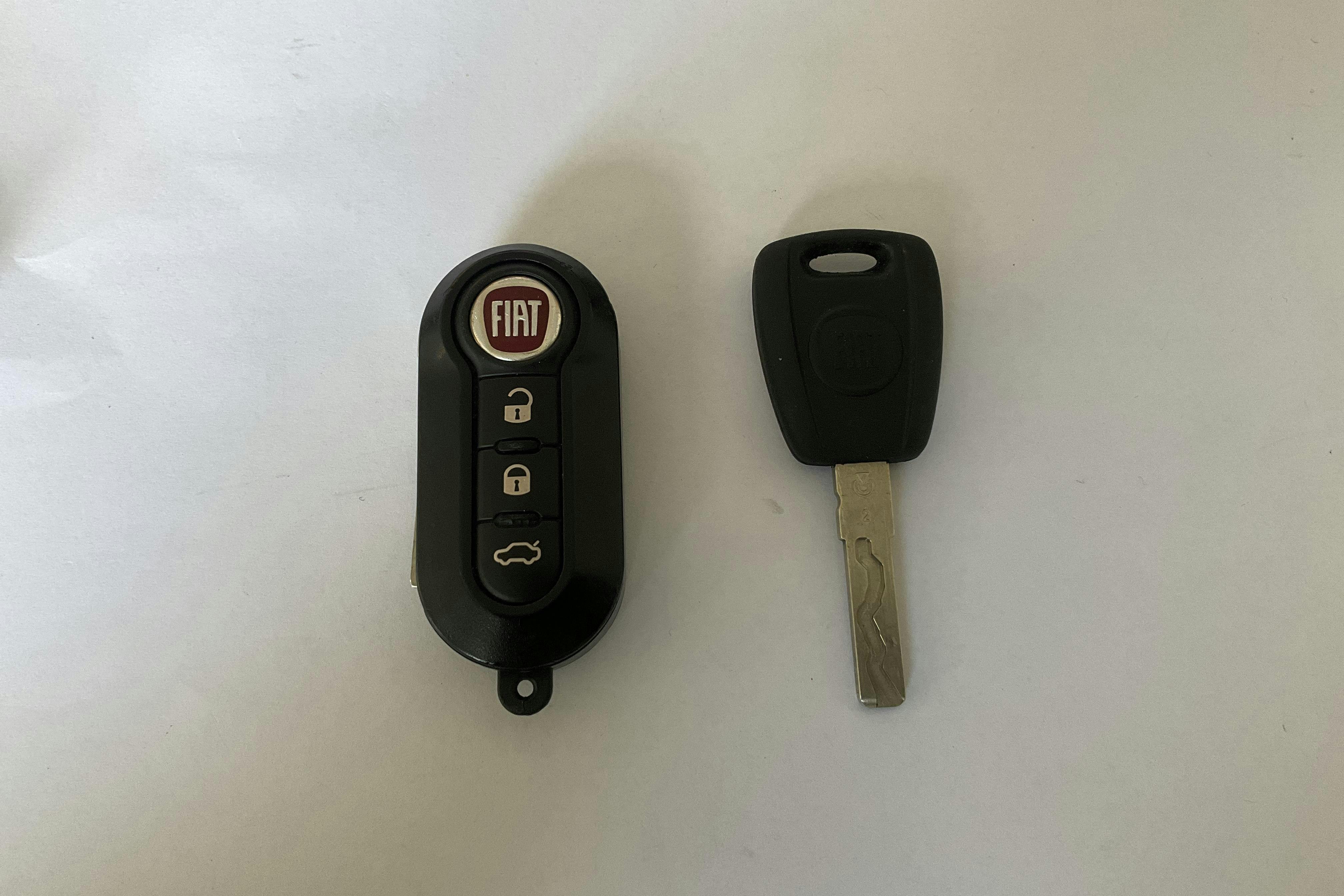 Fiat 500 Hybrid (70hk) - 2 003 mil - Manuell - grå - 2022