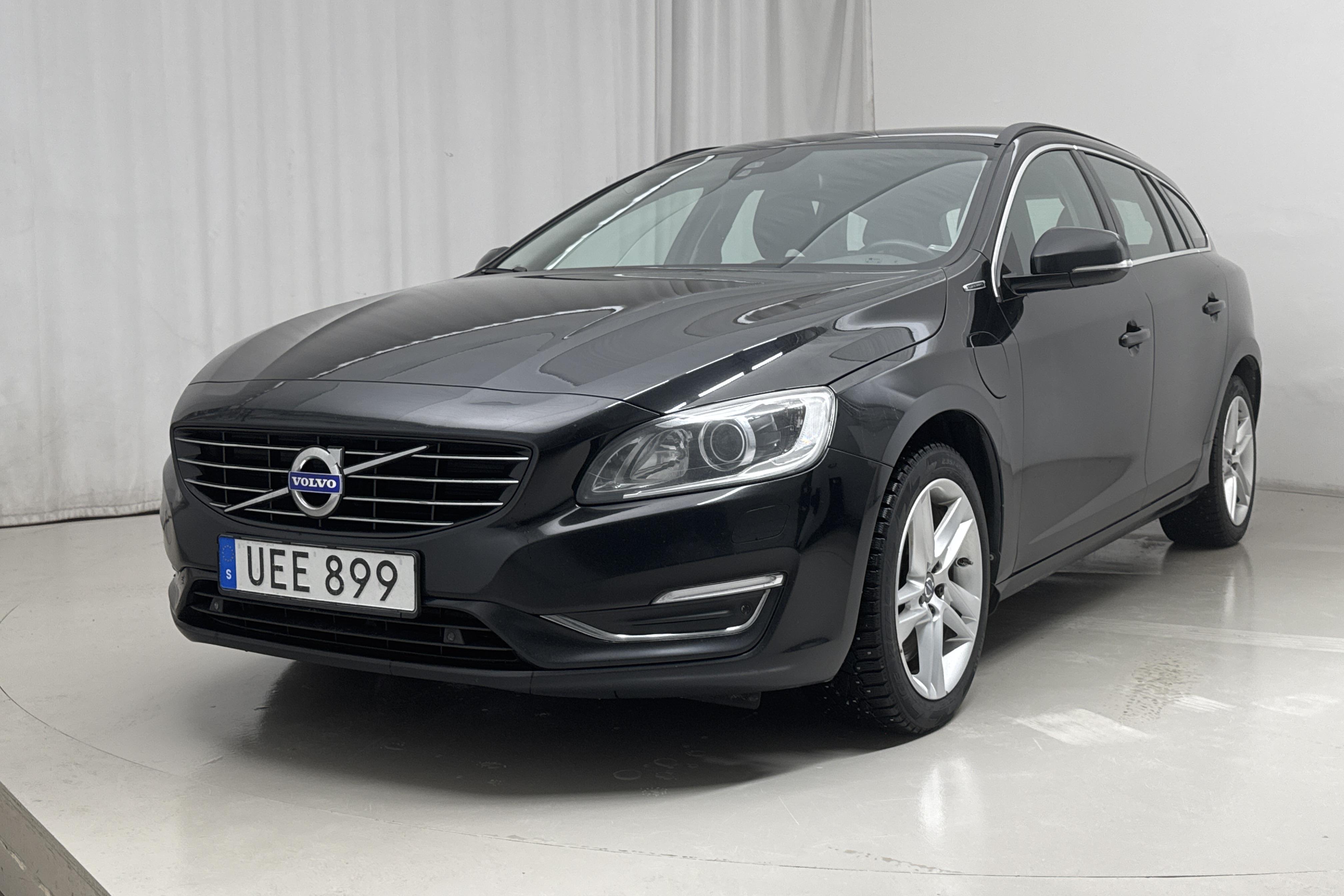 Volvo V60 D6 AWD Plug-in Hybrid (215hk) - 25 514 mil - Automat - svart - 2015