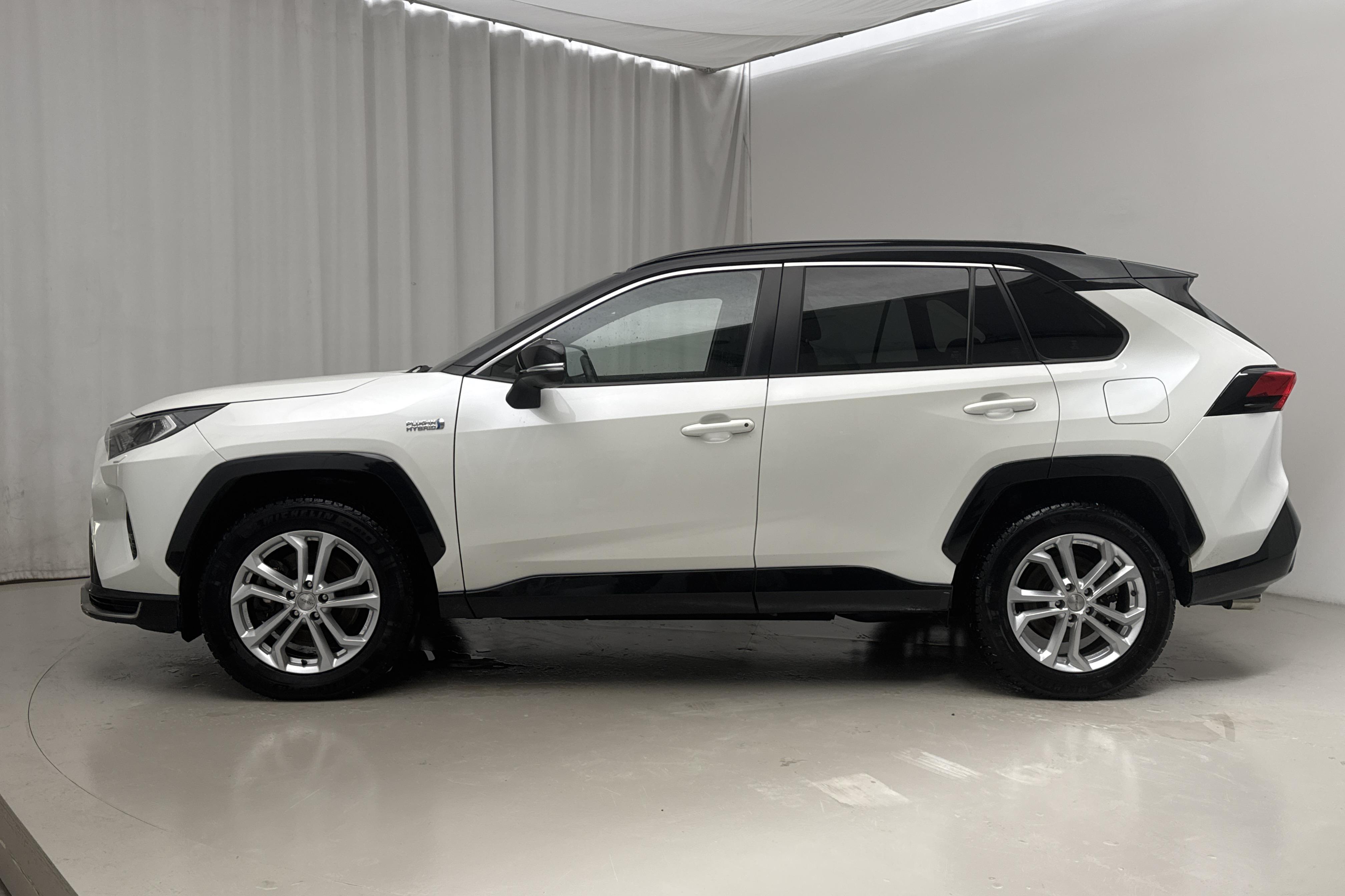 Toyota RAV4 2.5 Plug-in Hybrid AWD (306hk) - 8 456 mil - Automat - vit - 2020