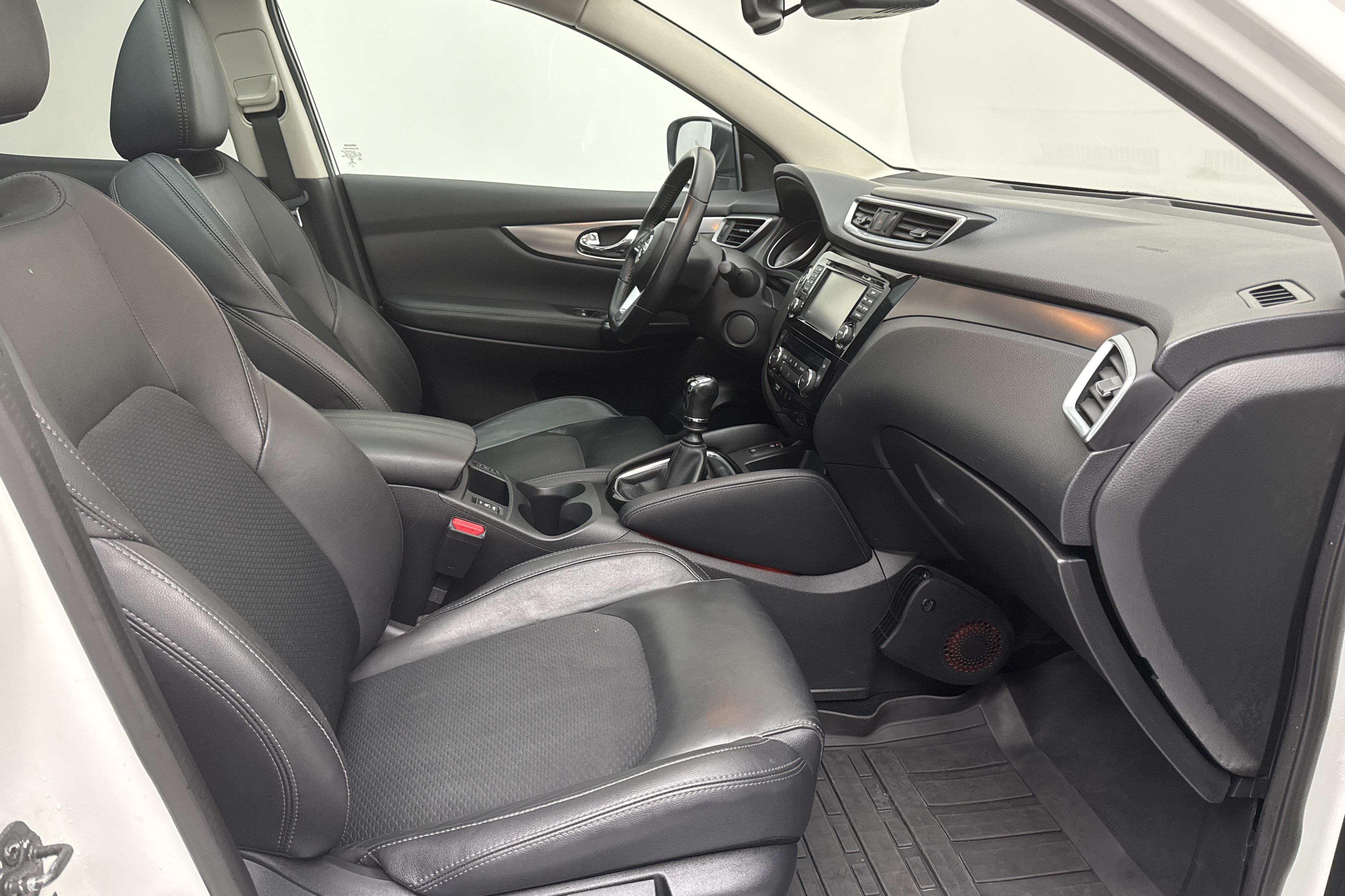 Nissan Qashqai 1.6 dCi 4WD (130hk) - 84 230 km - Manualna - biały - 2018