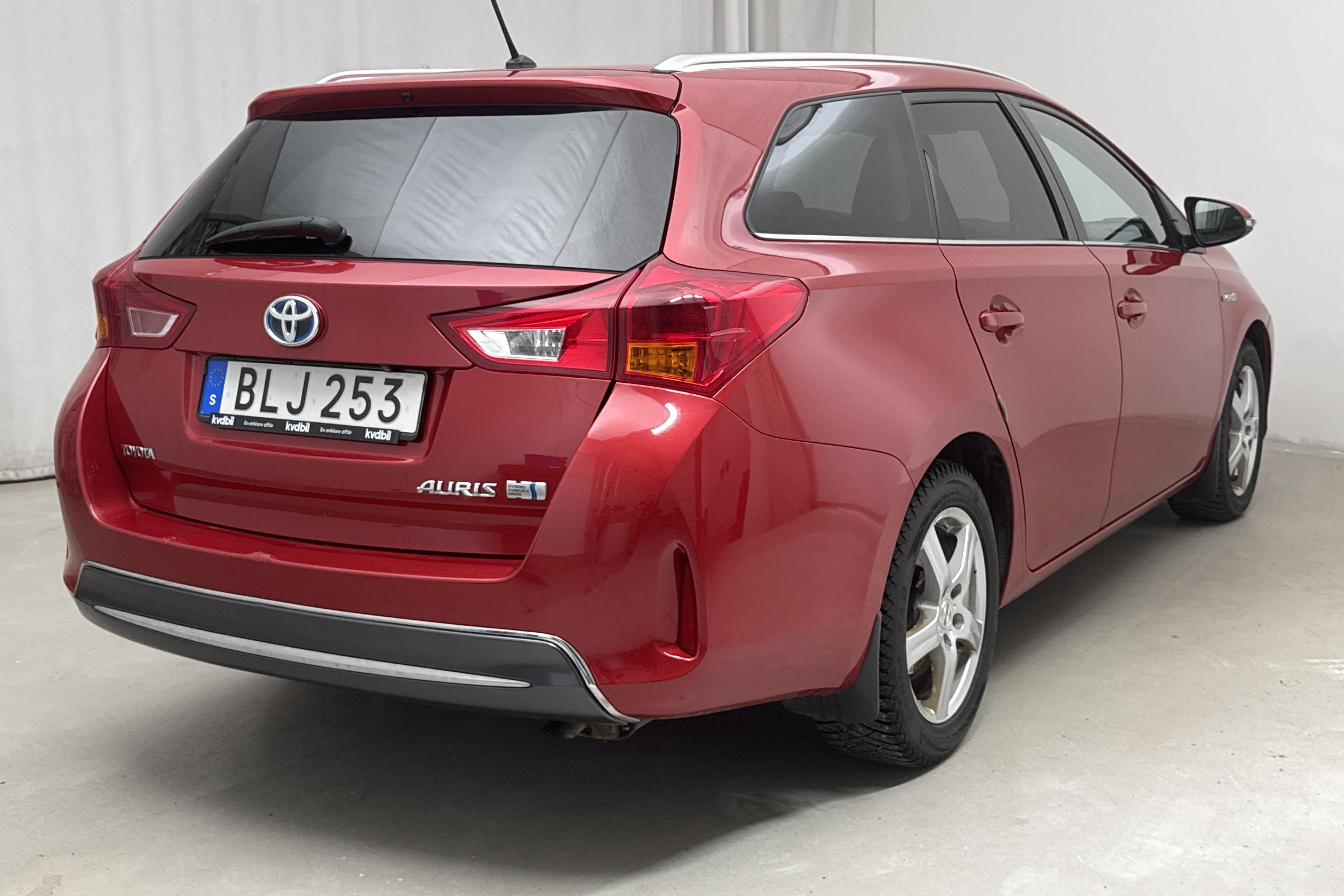 Toyota Auris 1.8 HSD Touring Sports (99hk) - 71 210 km - Automatyczna - Dark Red - 2015