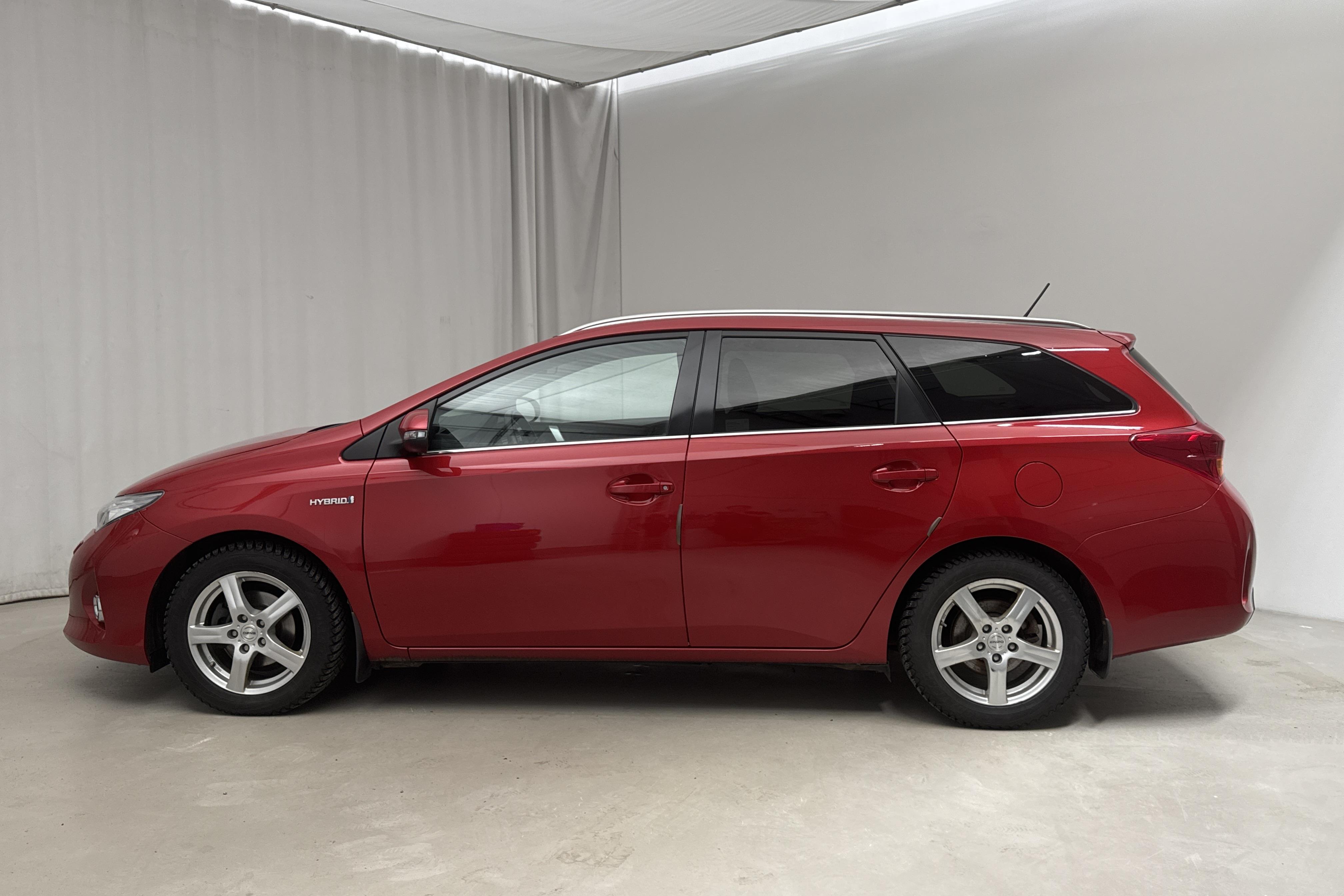 Toyota Auris 1.8 HSD Touring Sports (99hk) - 71 210 km - Automatyczna - Dark Red - 2015