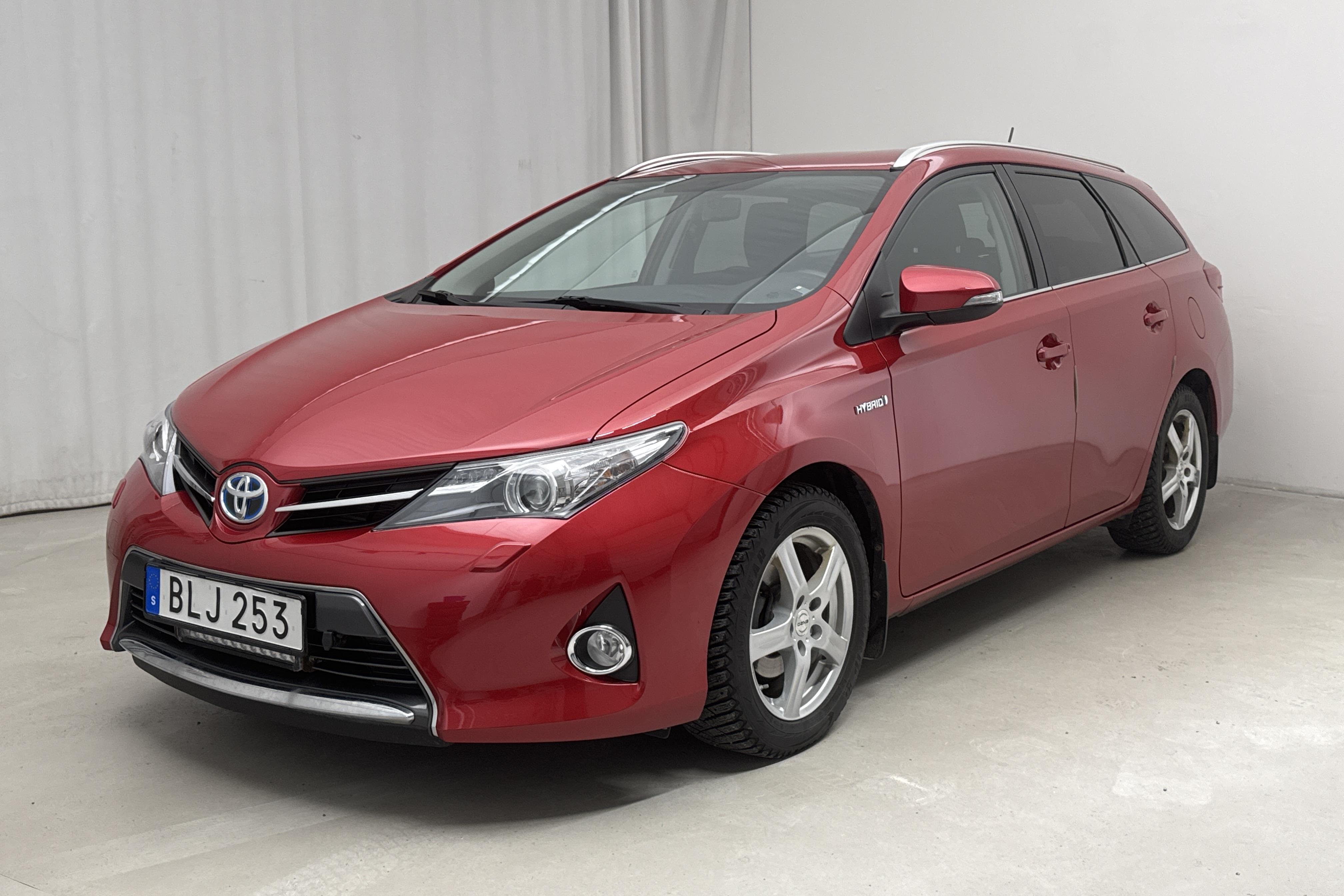 Toyota Auris 1.8 HSD Touring Sports (99hk) - 71 210 km - Automatyczna - Dark Red - 2015