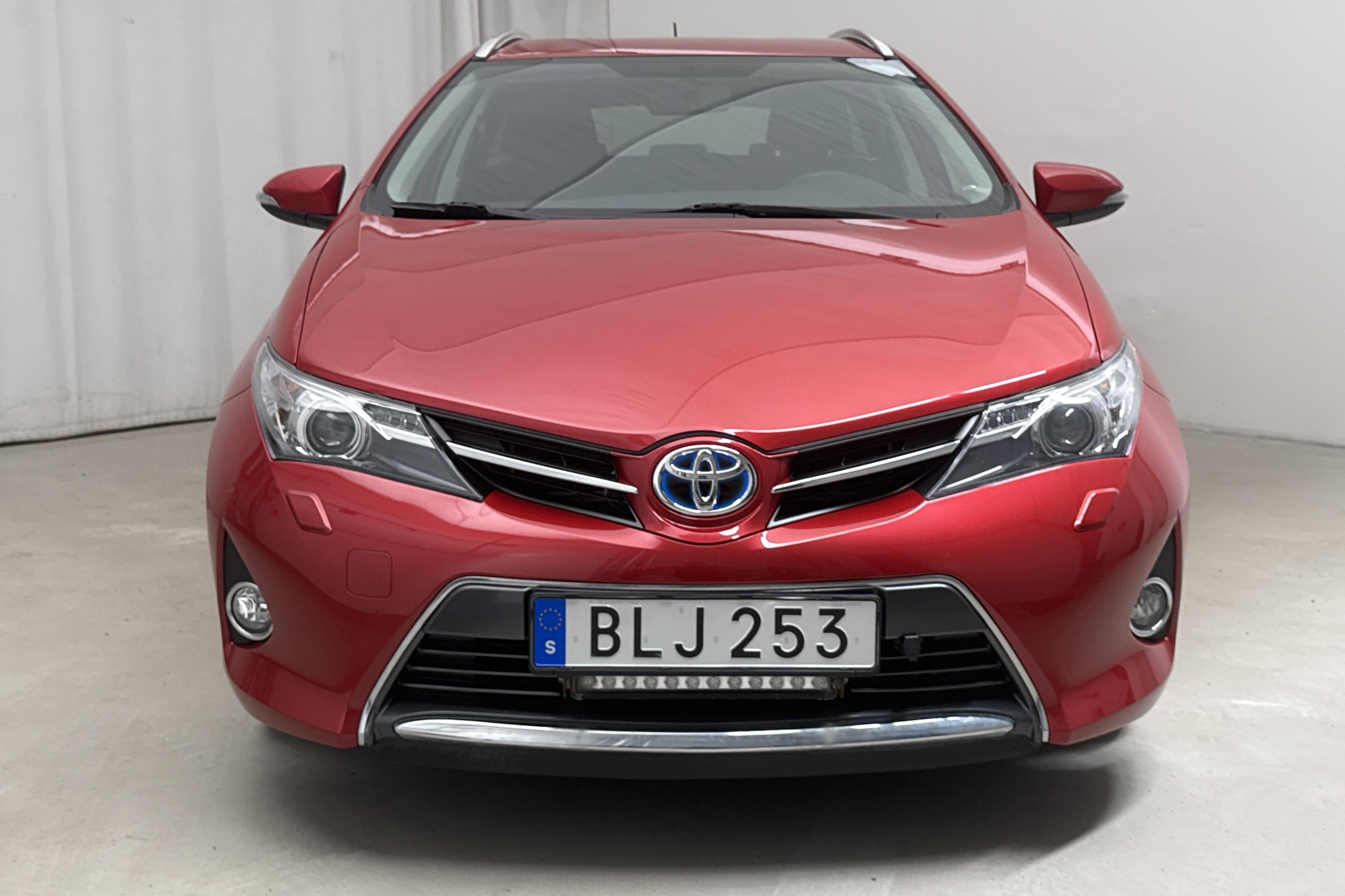 Toyota Auris 1.8 HSD Touring Sports (99hk) - 71 210 km - Automatyczna - Dark Red - 2015