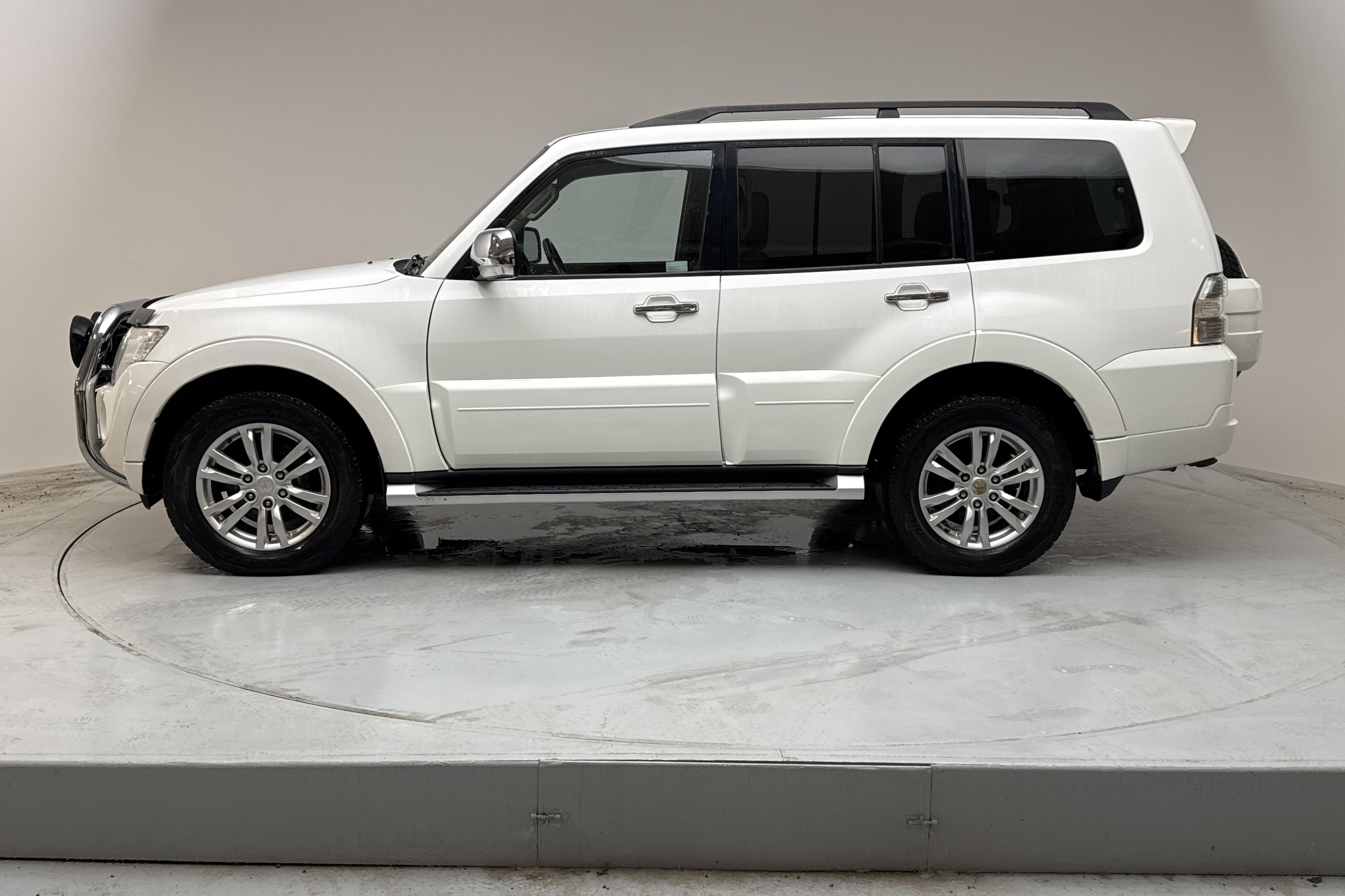 Mitsubishi Pajero Wagon 3.2 DI-D (200hk) - 14 854 mil - Automat - vit - 2013