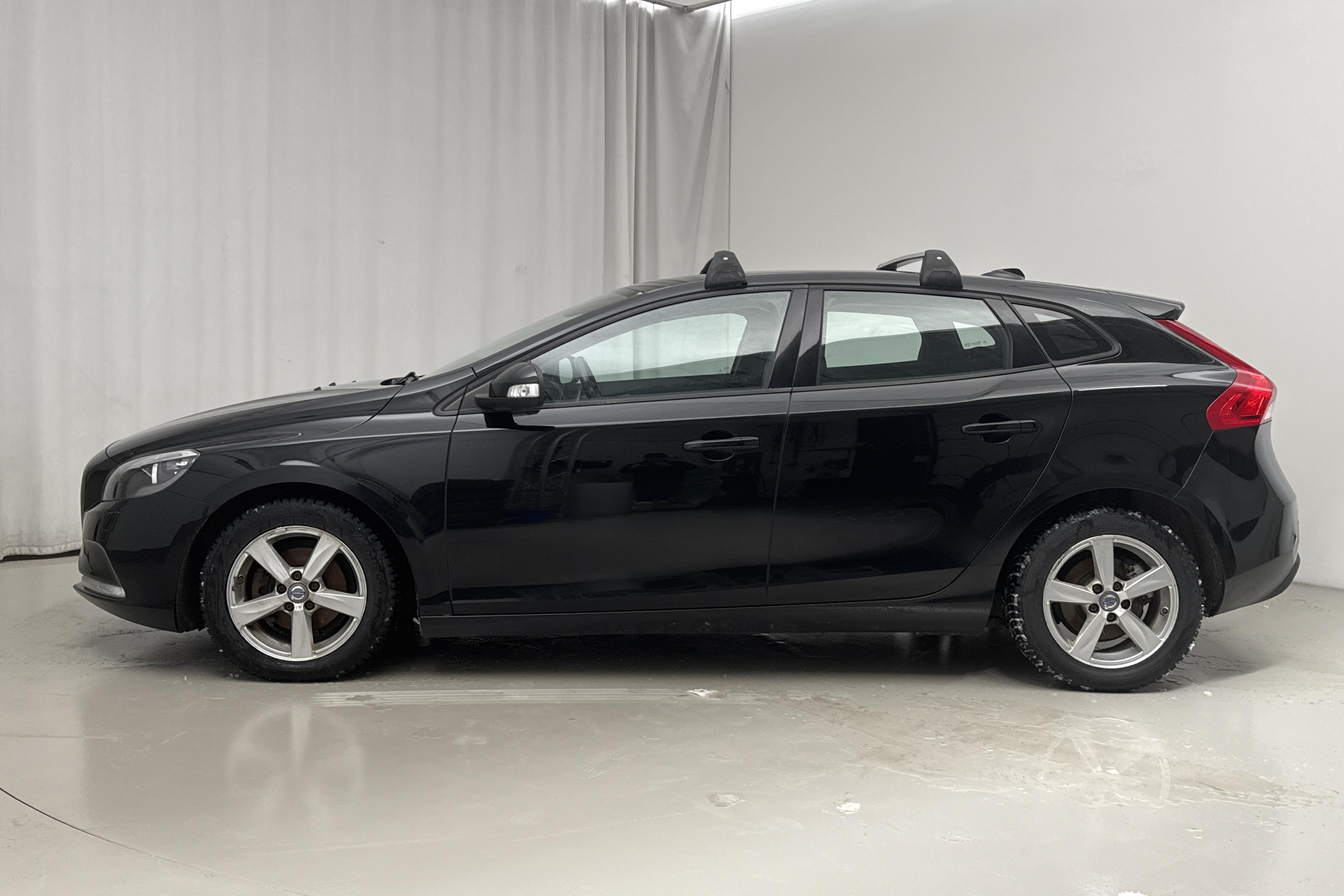 Volvo V40 D2 (115hk) - 178 000 km - Käsitsi - must - 2015