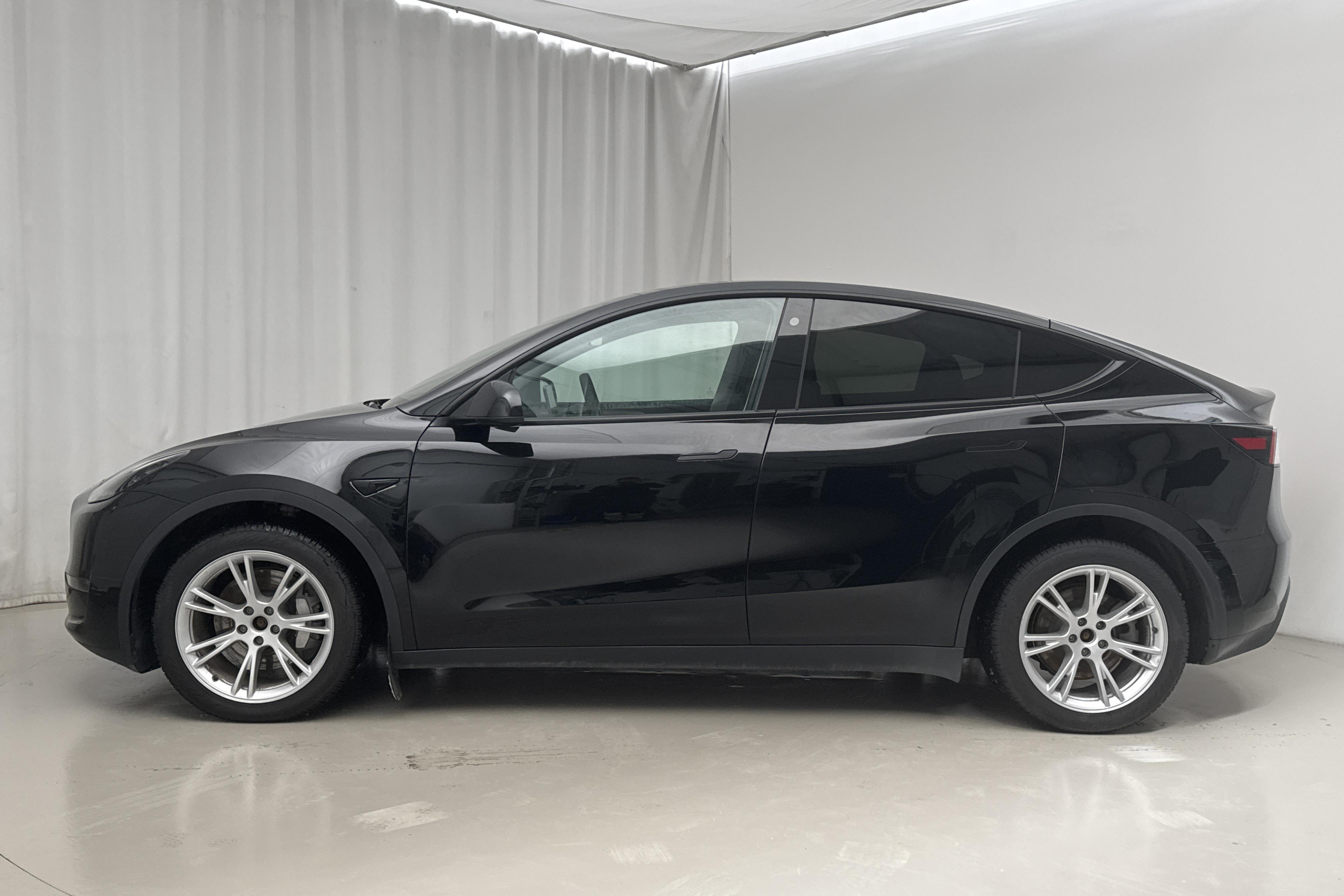 Tesla Model Y Long Range Dual Motor AWD - 3 572 mil - Automat - svart - 2024