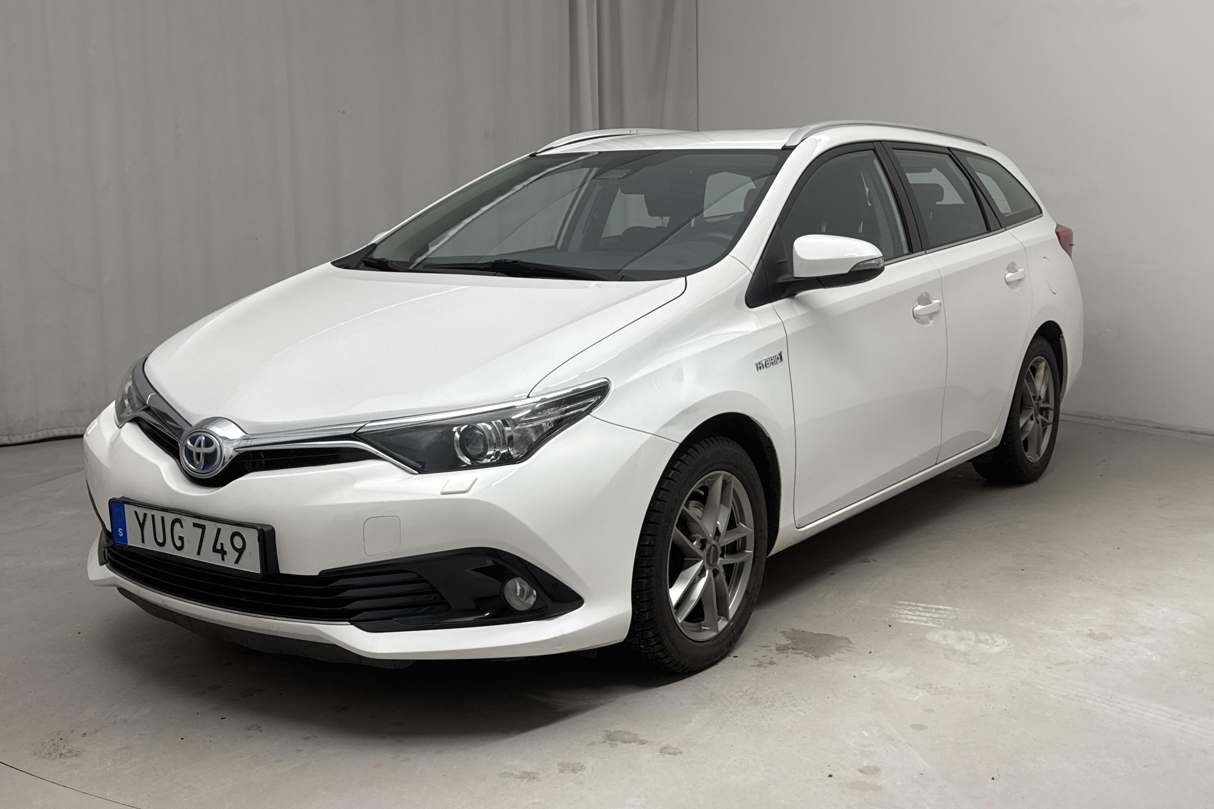 Toyota Auris 1.8 HSD Touring Sports (99hk) - 131 040 km - Automatyczna - biały - 2018