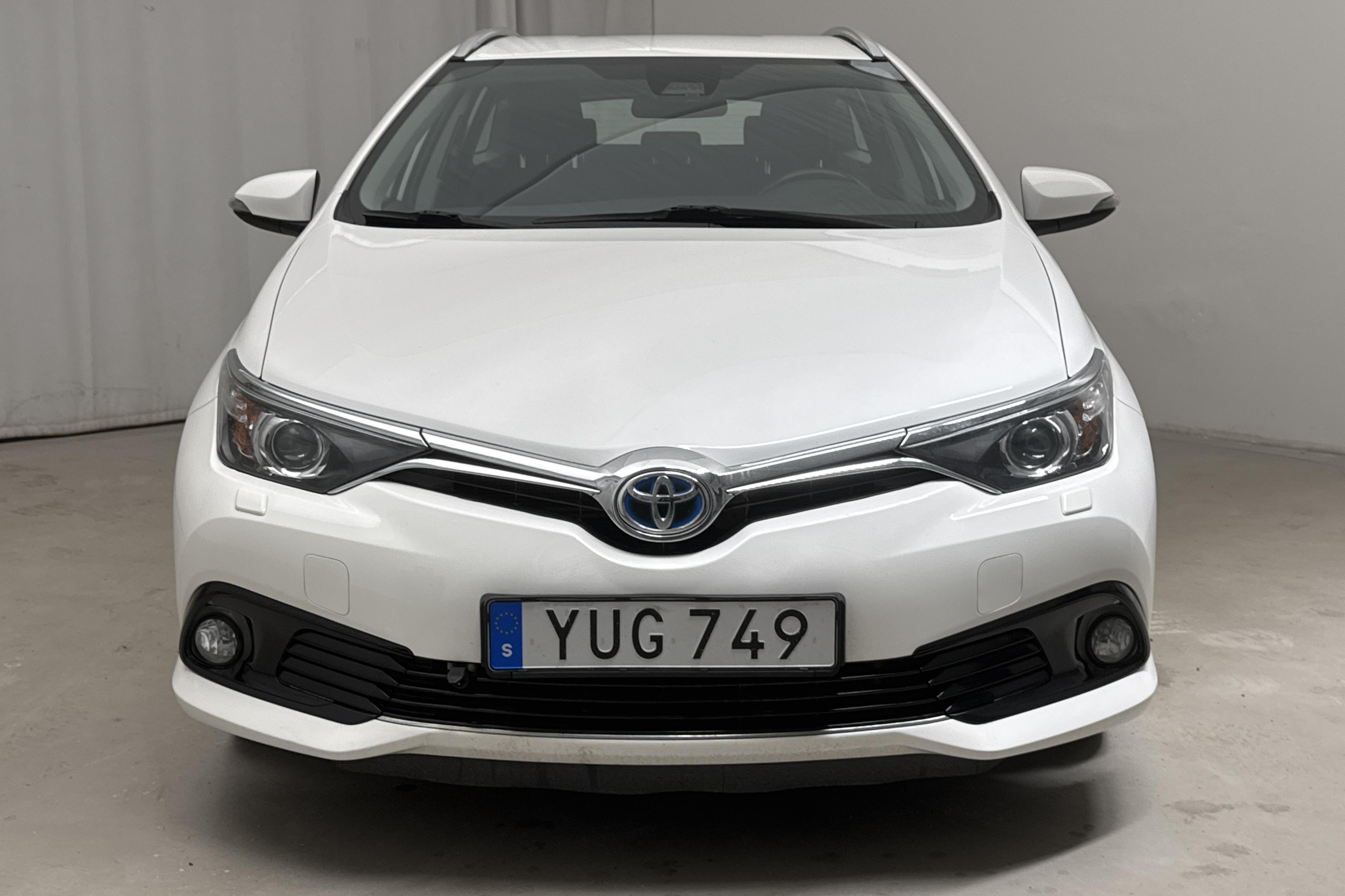 Toyota Auris 1.8 HSD Touring Sports (99hk) - 131 040 km - Automatyczna - biały - 2018