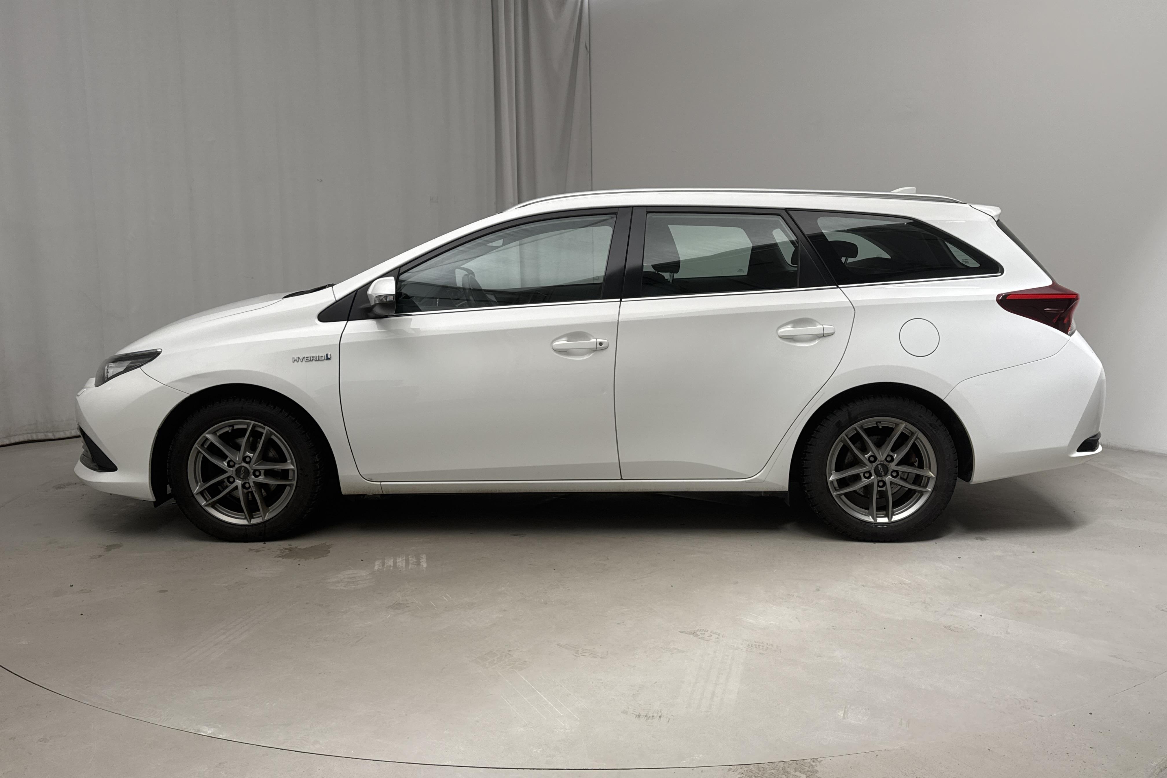 Toyota Auris 1.8 HSD Touring Sports (99hk) - 131 040 km - Automatyczna - biały - 2018