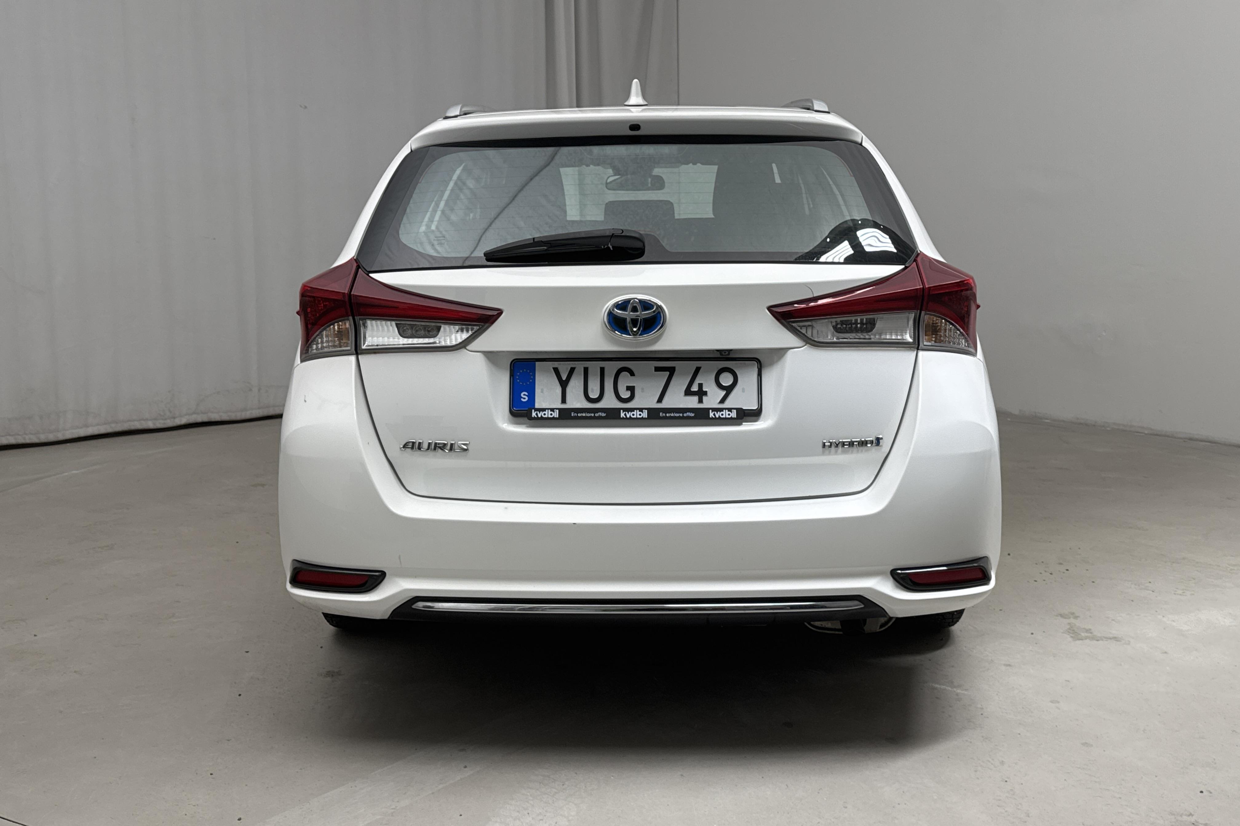 Toyota Auris 1.8 HSD Touring Sports (99hk) - 131 040 km - Automatyczna - biały - 2018