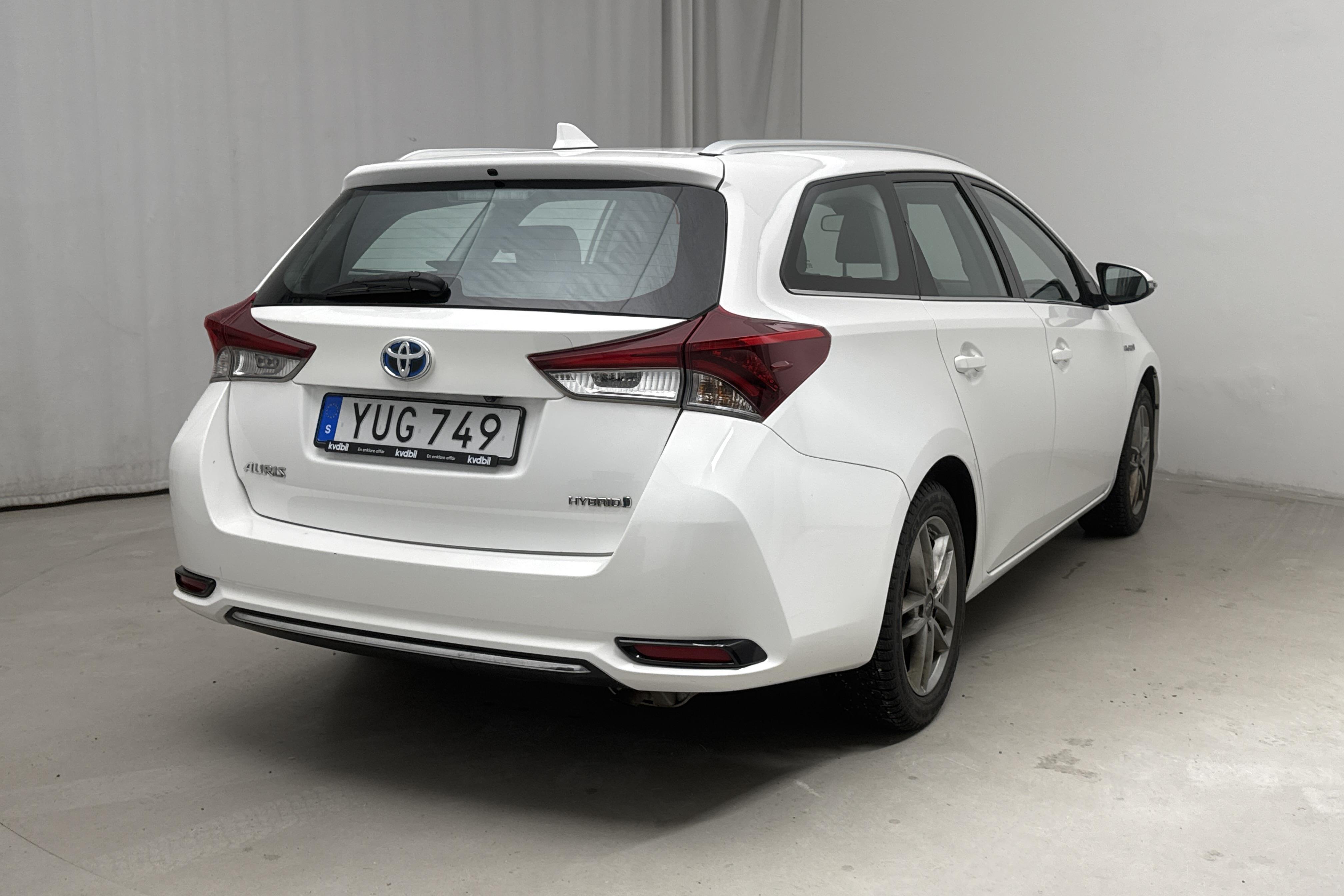 Toyota Auris 1.8 HSD Touring Sports (99hk) - 131 040 km - Automatyczna - biały - 2018