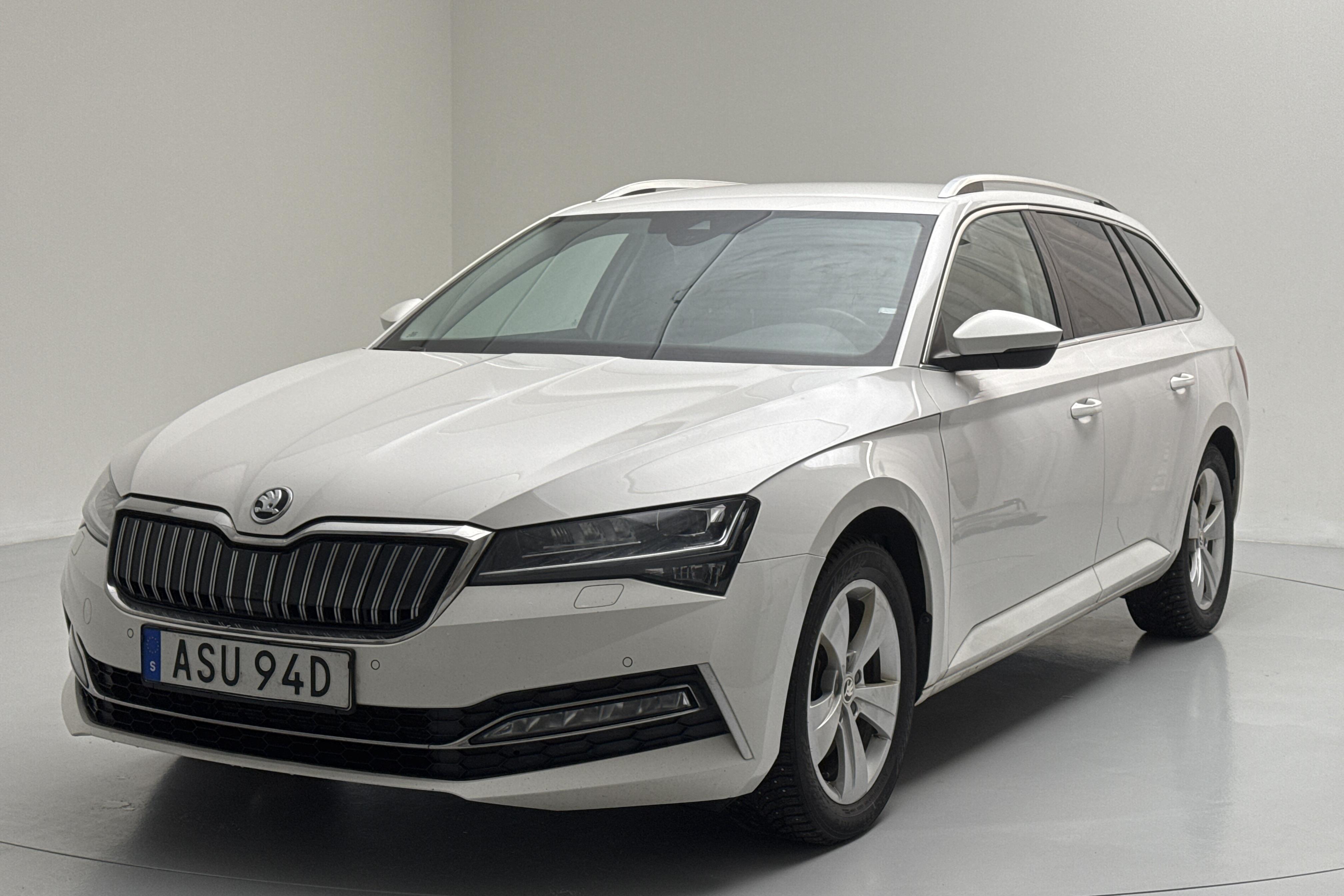 Skoda Superb 1.4 TSI PHEV Kombi (218hk) - 11 870 mil - Automat - vit - 2021