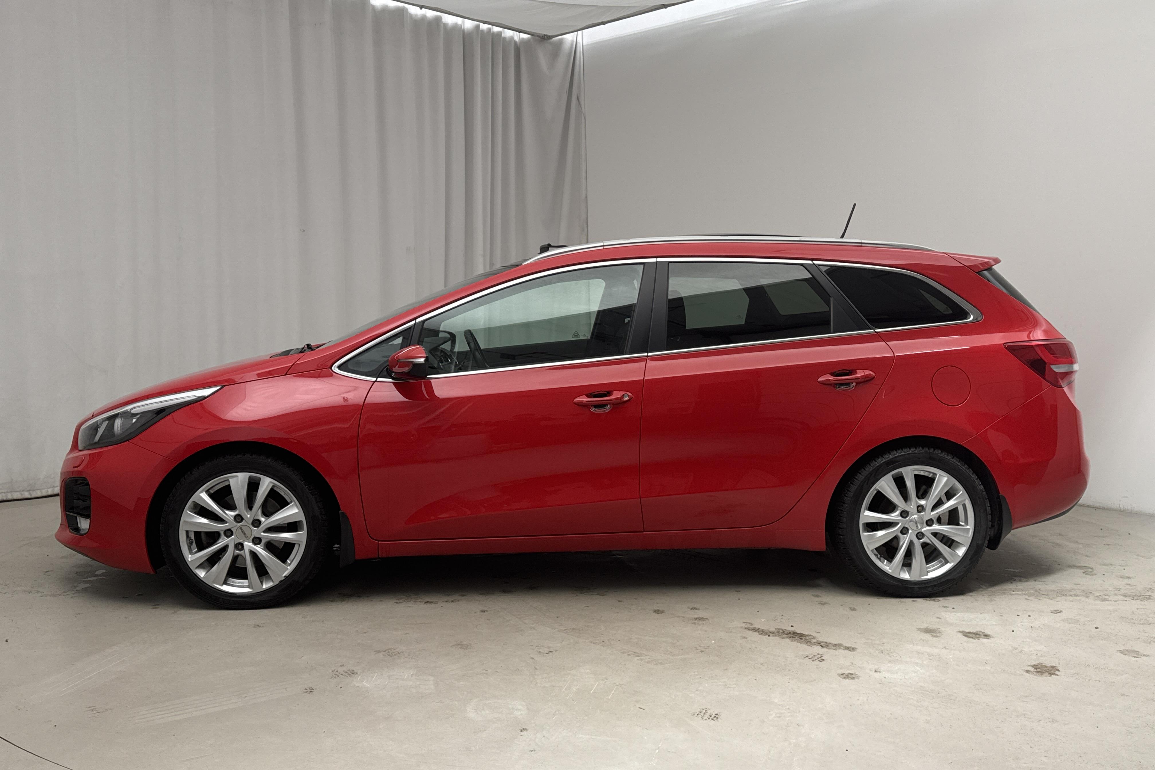 KIA Cee'd 1.6 CRDi SW (136hk) - 57 310 km - Automatic - red - 2016