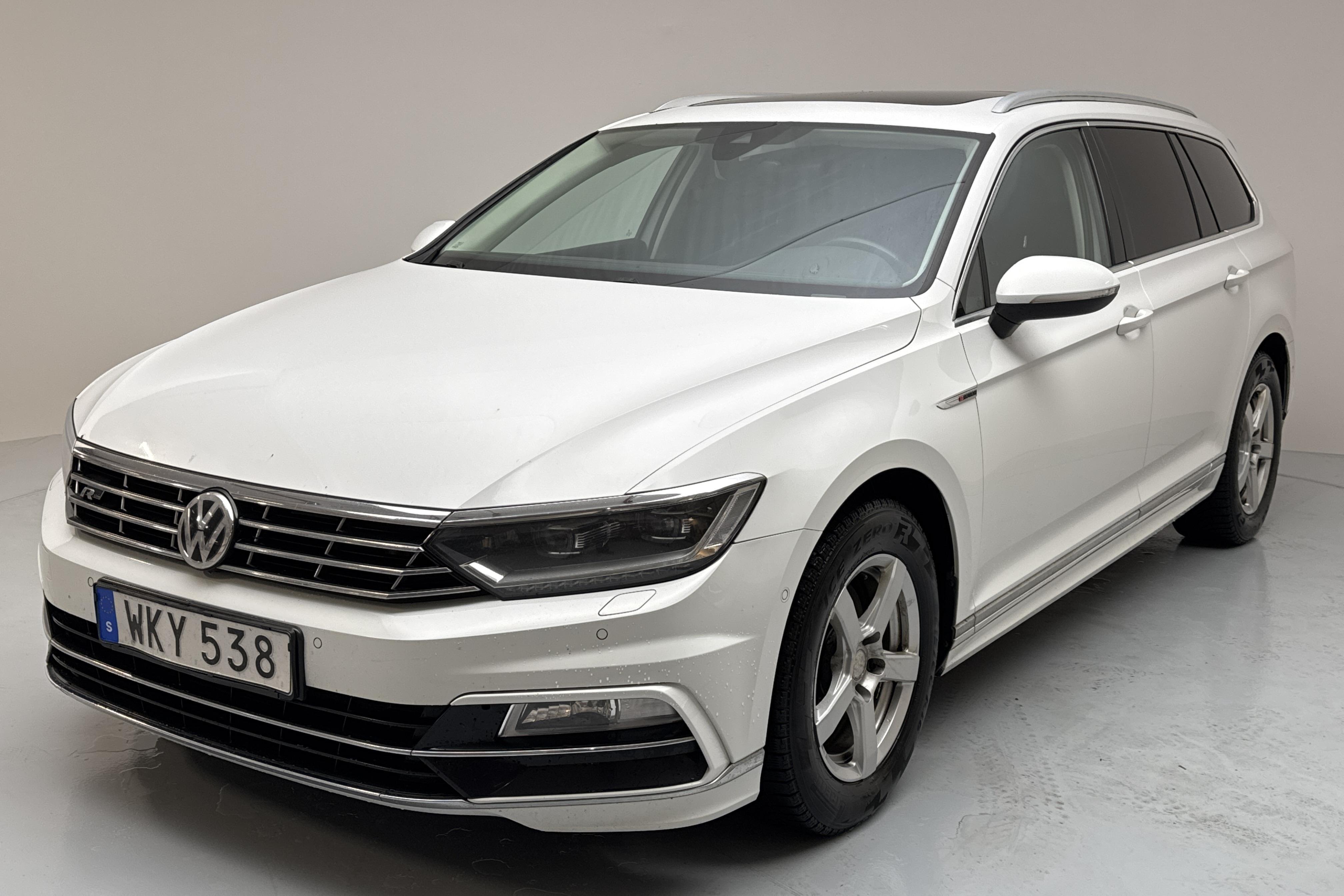 VW Passat 2.0 TDI Sportscombi 4MOTION (190hk) - 21 416 mil - Automat - vit - 2017