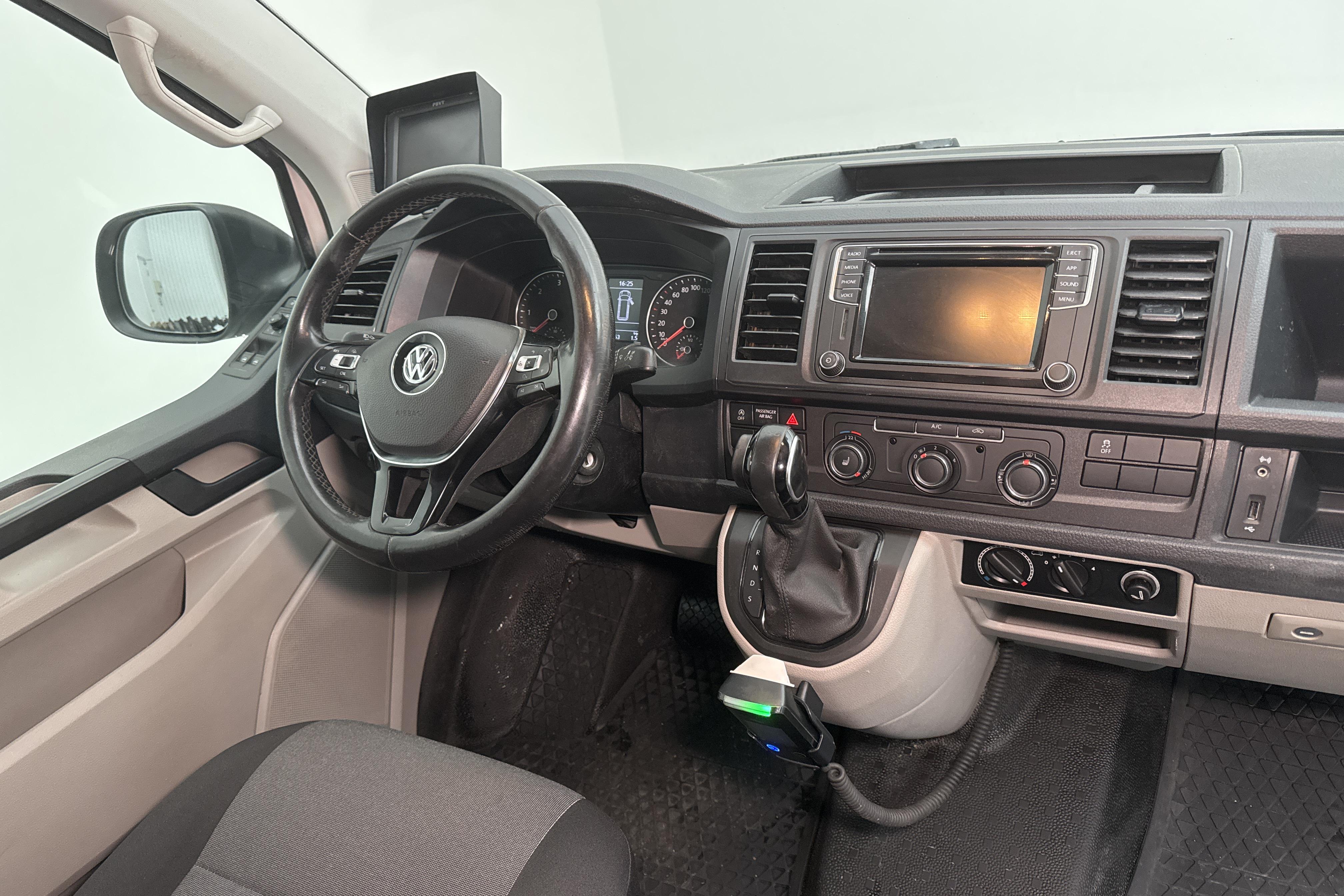 VW Transporter T32 2.0 TDI BMT Skåp 4MOTION (150hk) - 13 725 mil - Automat - vit - 2019