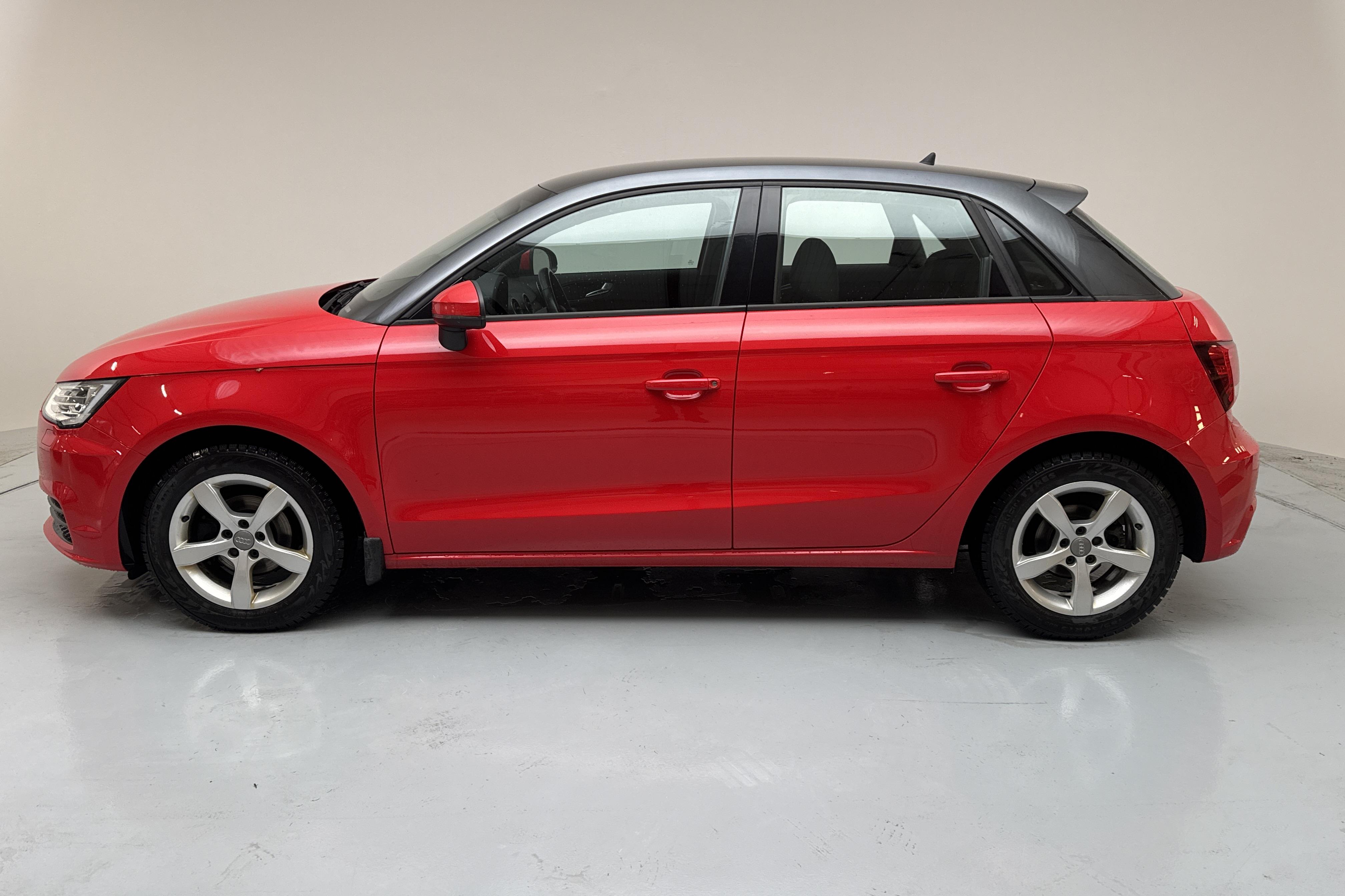 Audi A1 1.0 TFSI Sportback (95hk) - 11 243 mil - Manuell - röd - 2015