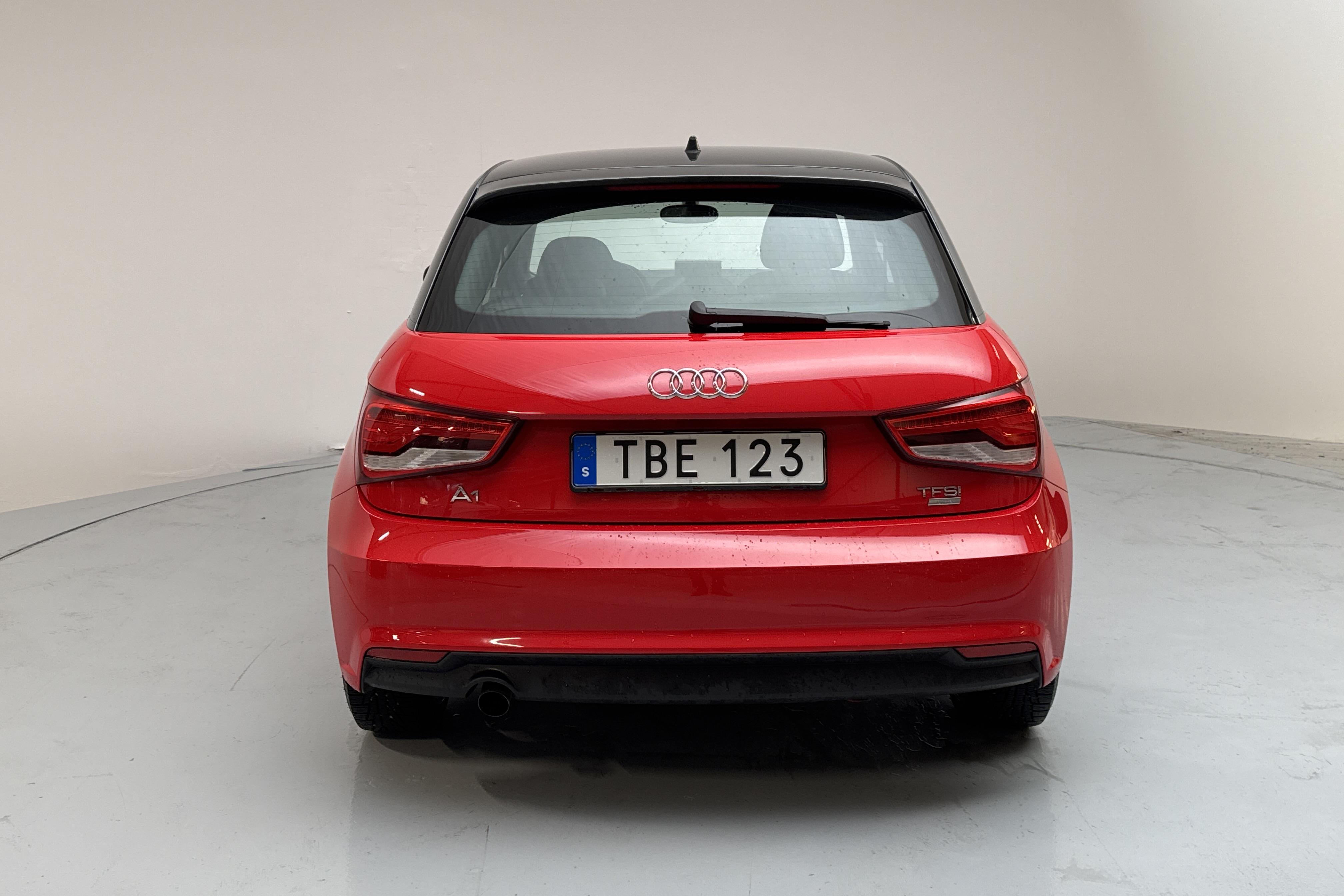 Audi A1 1.0 TFSI Sportback (95hk) - 11 243 mil - Manuell - röd - 2015