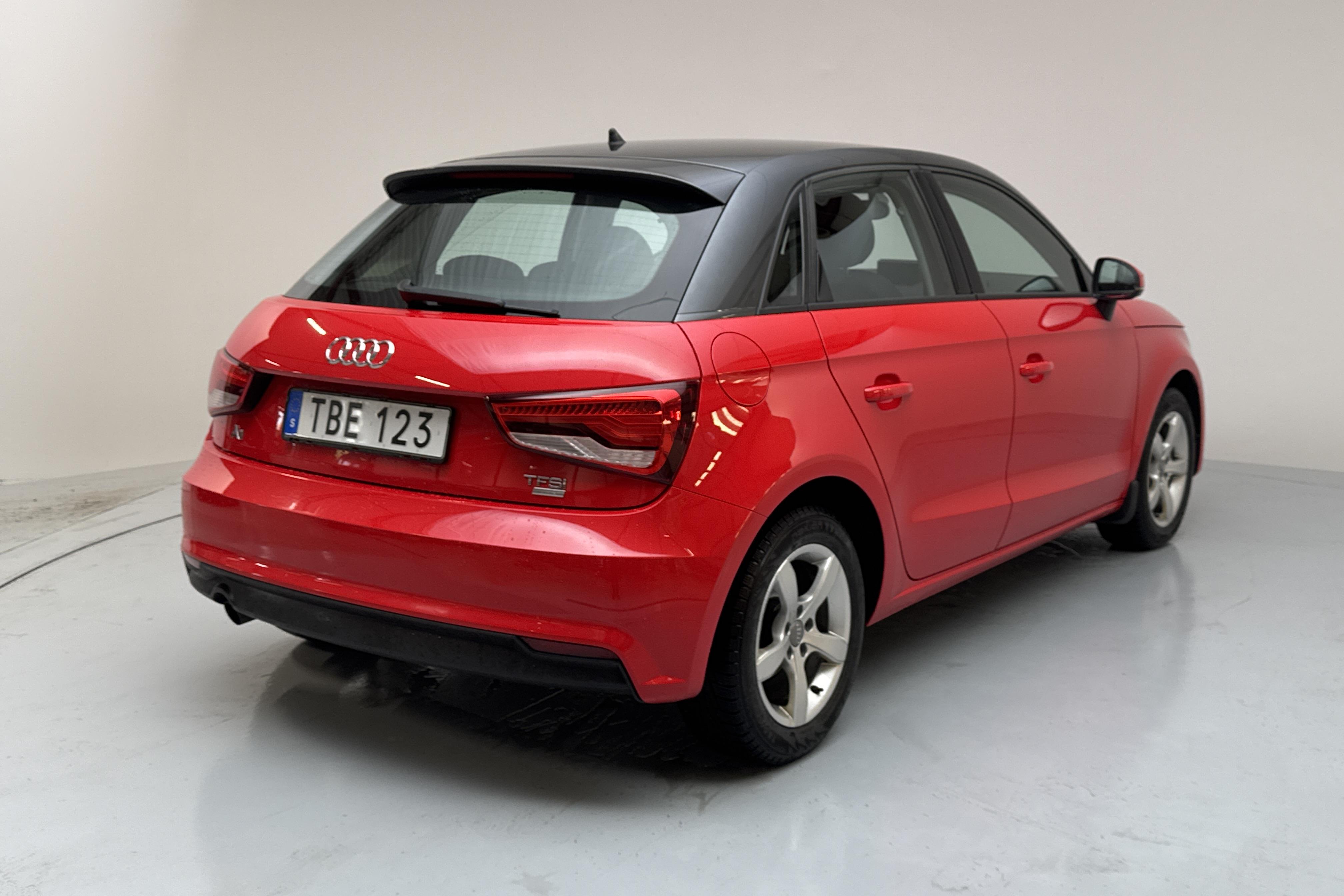 Audi A1 1.0 TFSI Sportback (95hk) - 11 243 mil - Manuell - röd - 2015