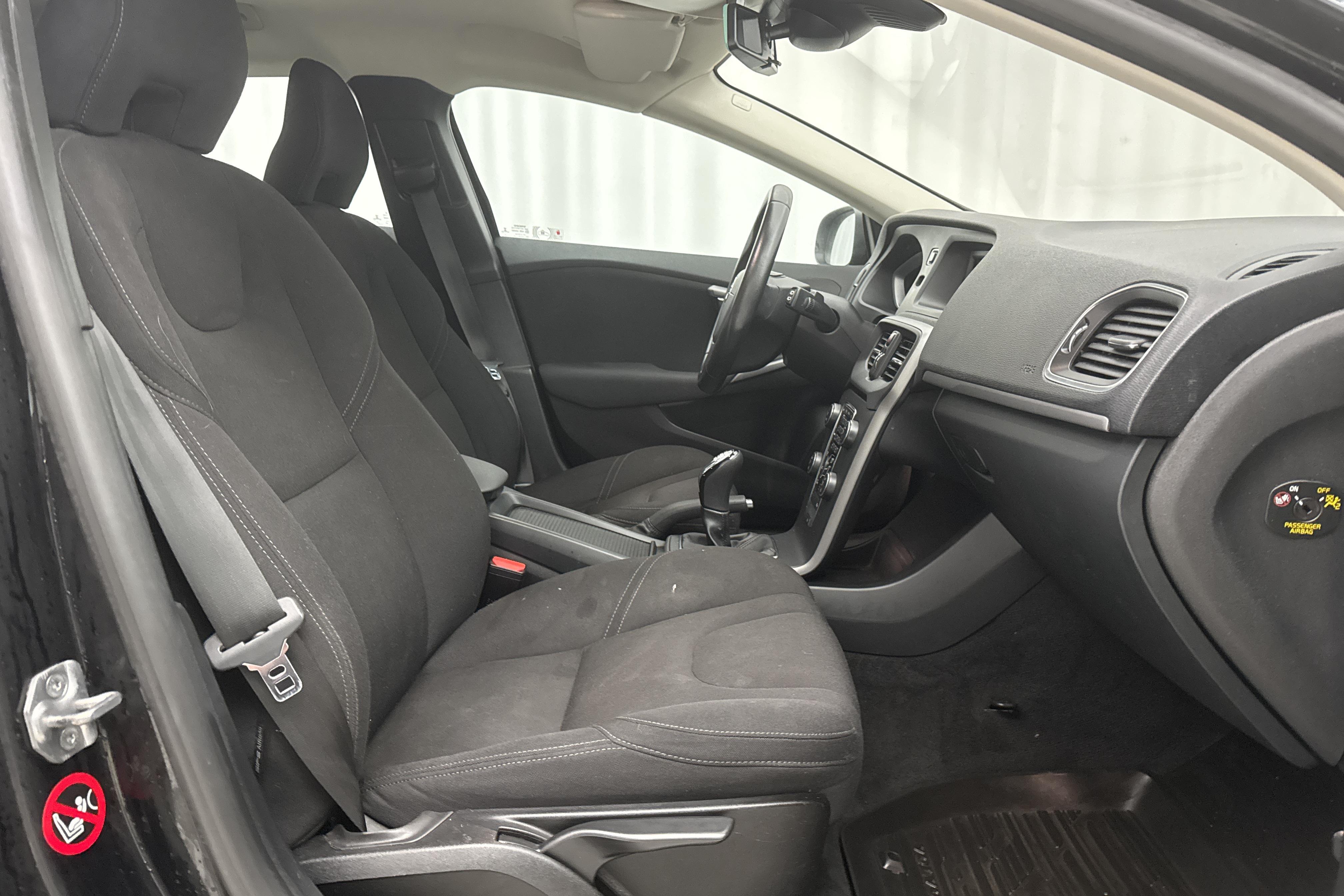 Volvo V40 D2 (120hk) - 134 970 km - Manualna - czarny - 2016