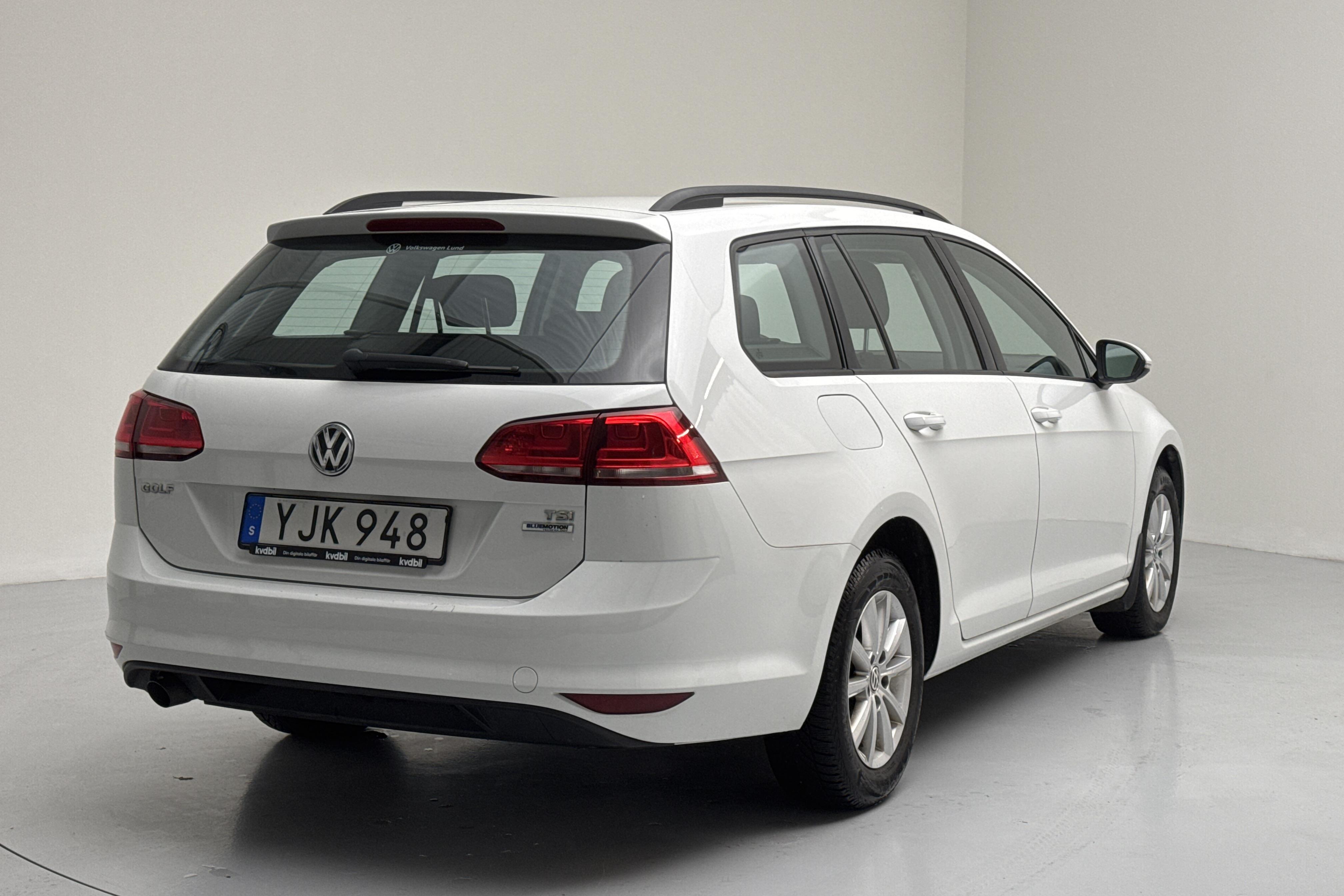 VW Golf VII 1.2 TSI Sportscombi (110hk) - 129 830 km - Manualna - biały - 2017