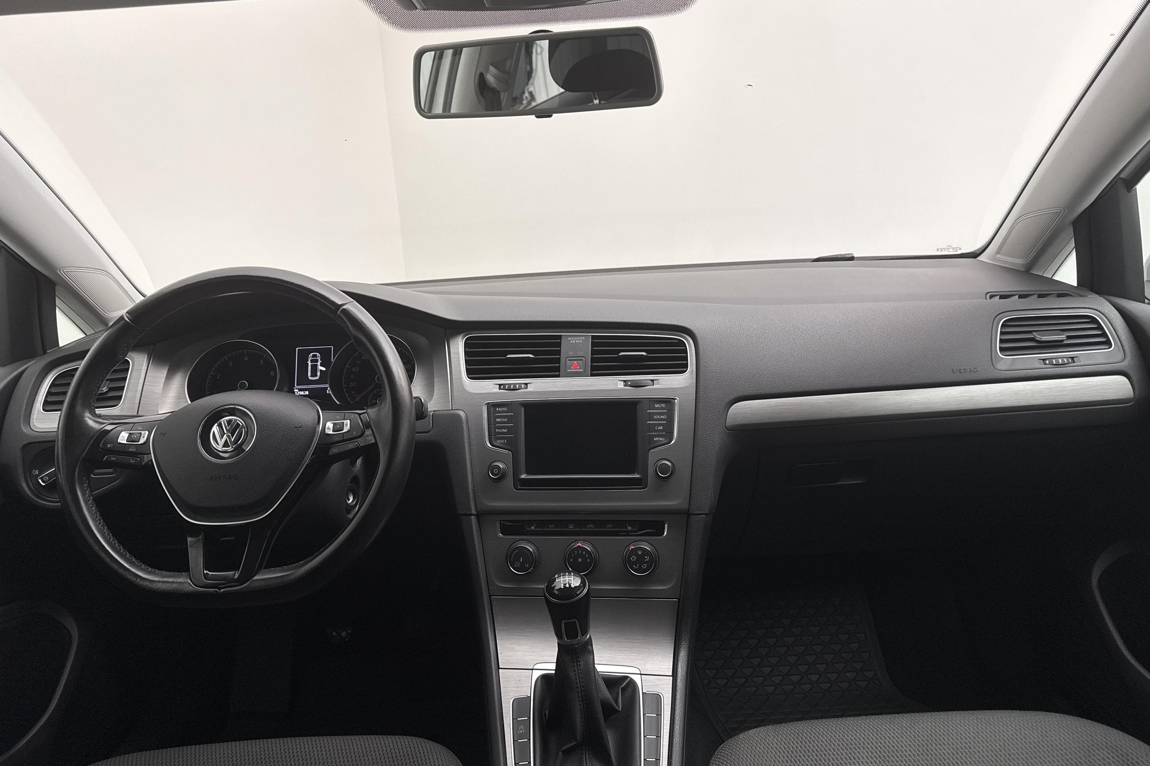 VW Golf VII 1.2 TSI Sportscombi (110hk) - 129 830 km - Manualna - biały - 2017