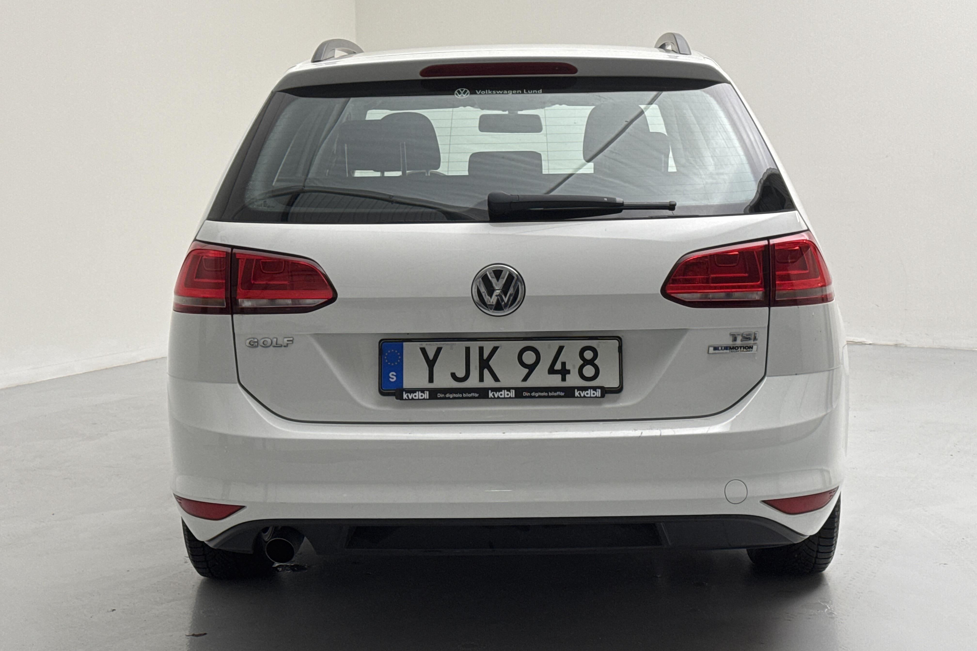 VW Golf VII 1.2 TSI Sportscombi (110hk) - 129 830 km - Manualna - biały - 2017