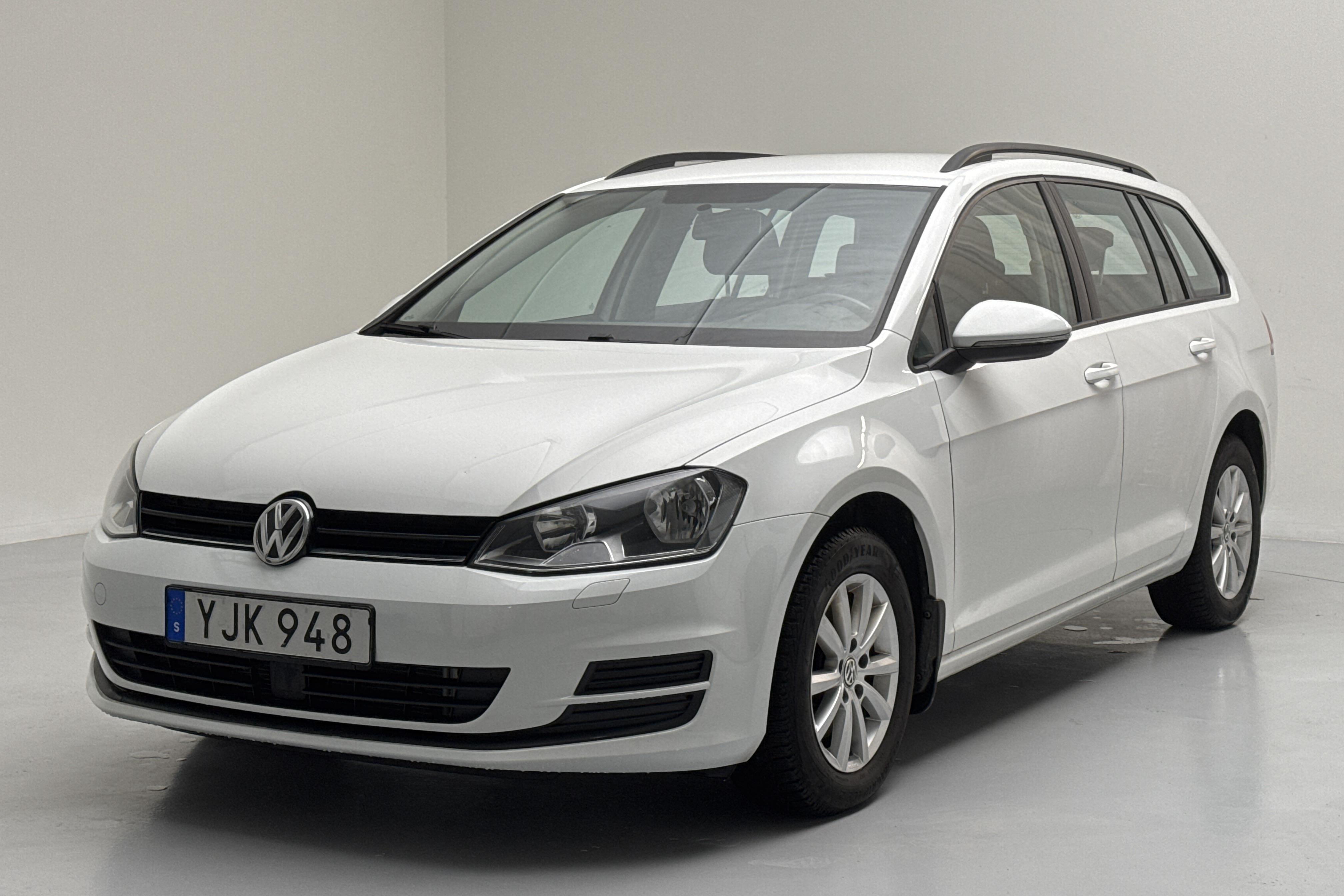 VW Golf VII 1.2 TSI Sportscombi (110hk) - 129 830 km - Manualna - biały - 2017