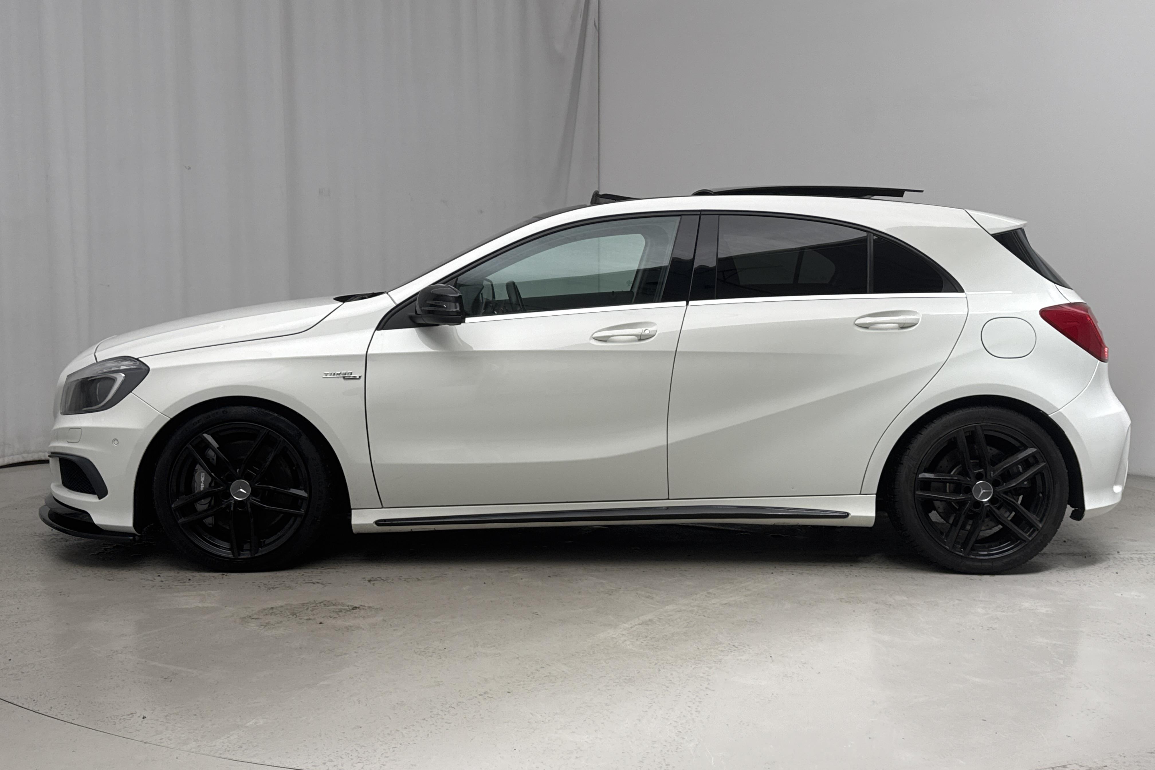 Mercedes A 45 AMG 4MATIC W176 (360hk) - 7 881 mil - Automat - vit - 2014