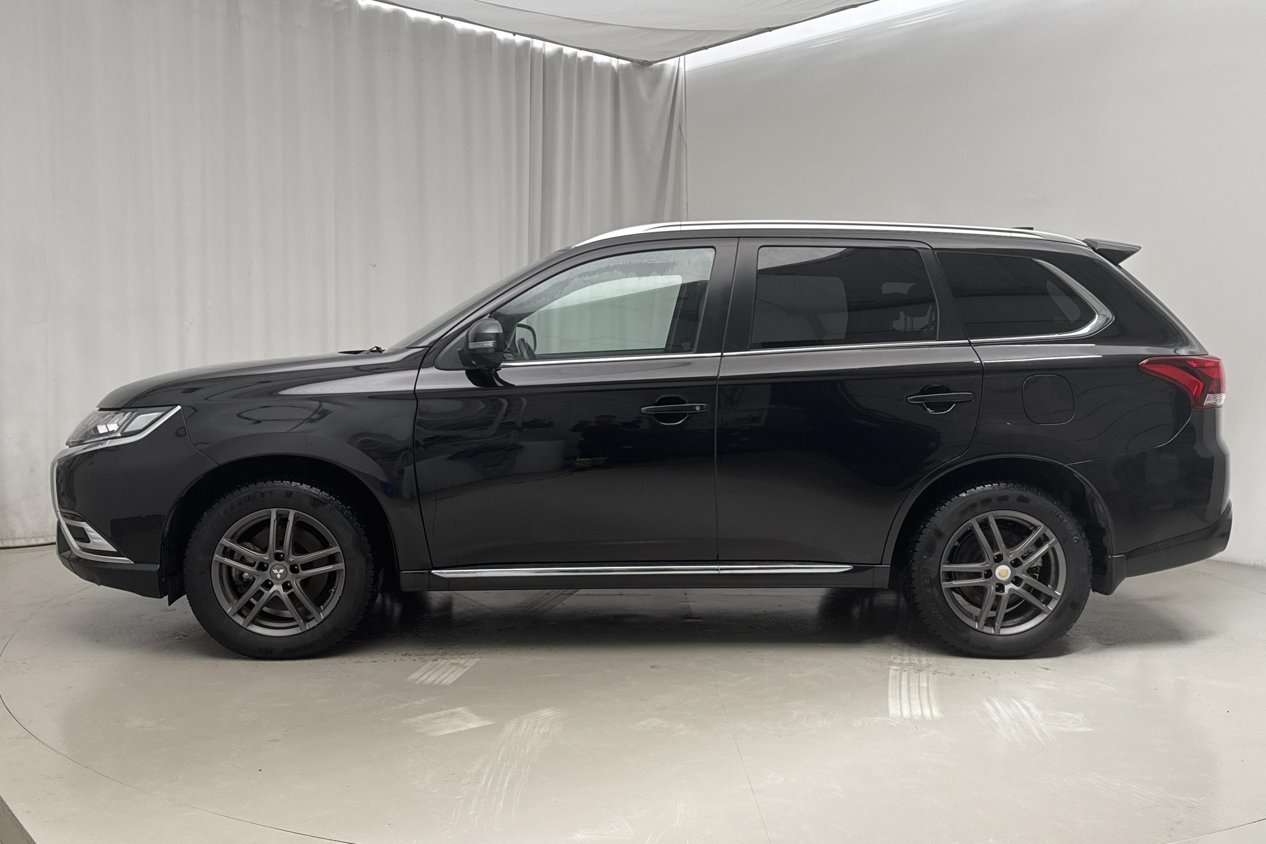 Mitsubishi Outlander 2.4 Plug-in Hybrid 4WD (136hk) - 6 976 mil - Automat - svart - 2020