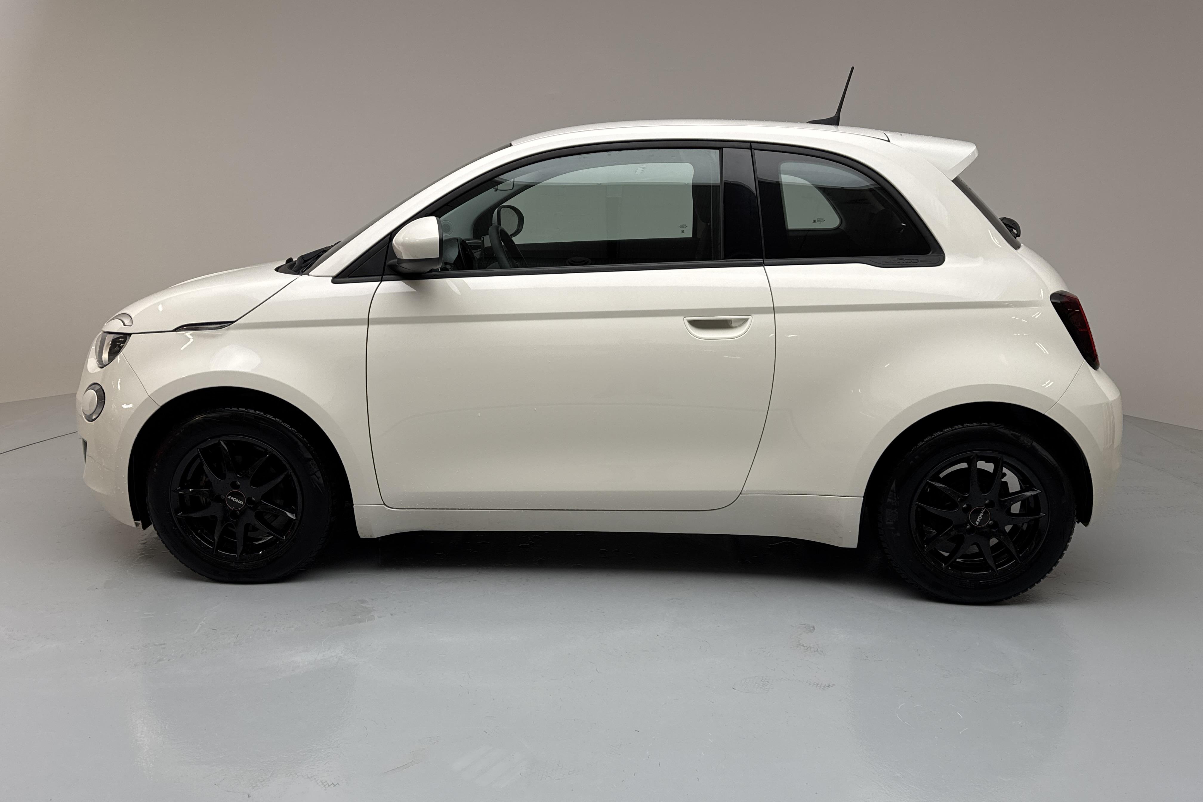 Fiat 500e 23.7 kWh (95hk) - 4 683 mil - Automat - vit - 2022