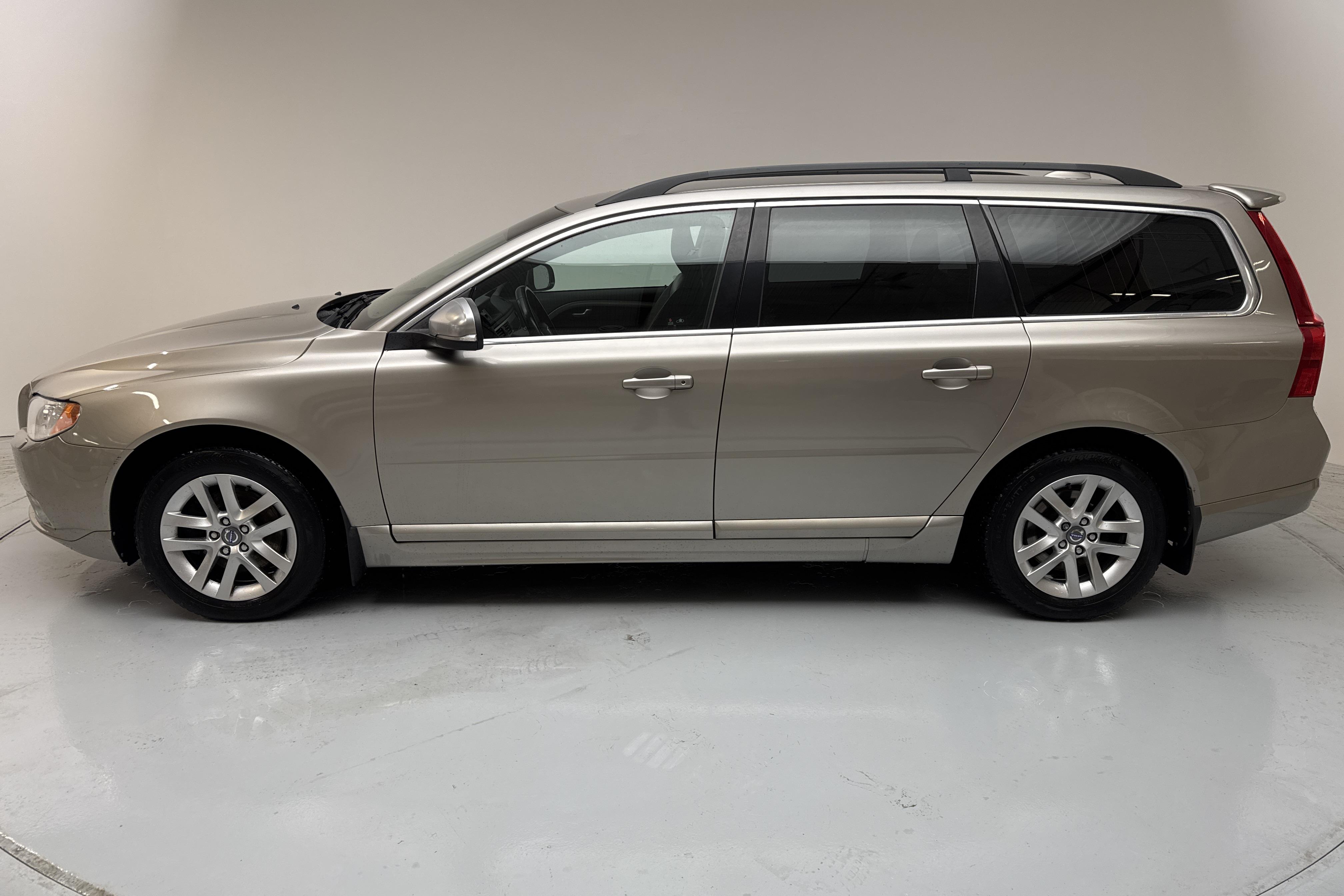 Volvo V70 II D3 (163hk) - 287 200 km - Manuaalinen - Light Brown - 2012