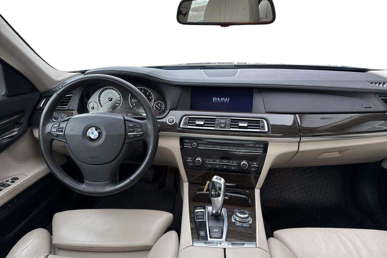 BMW 750i Sedan, F01 (407hk) - 14 771 mil - Automat - grå - 2009