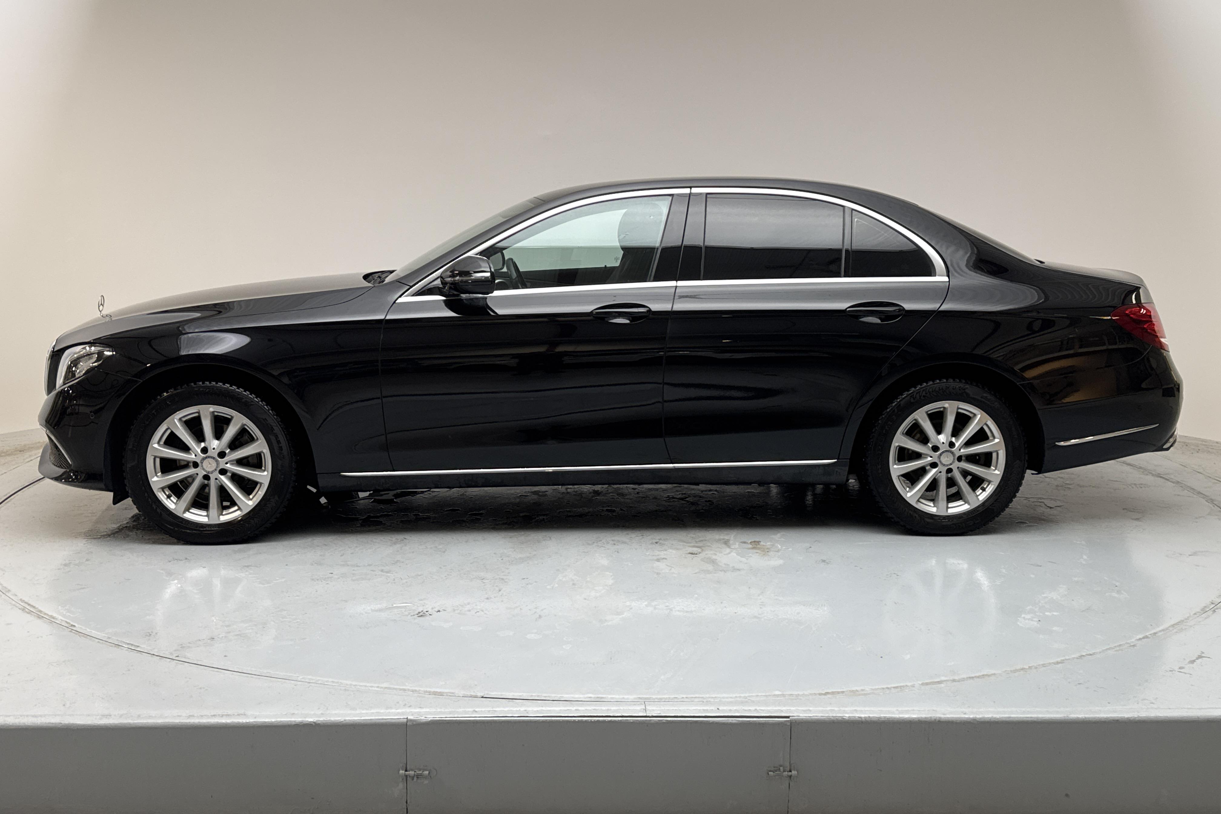 Mercedes E 220 d Sedan W213 (194hk) - 115 490 km - Automatic - black - 2017