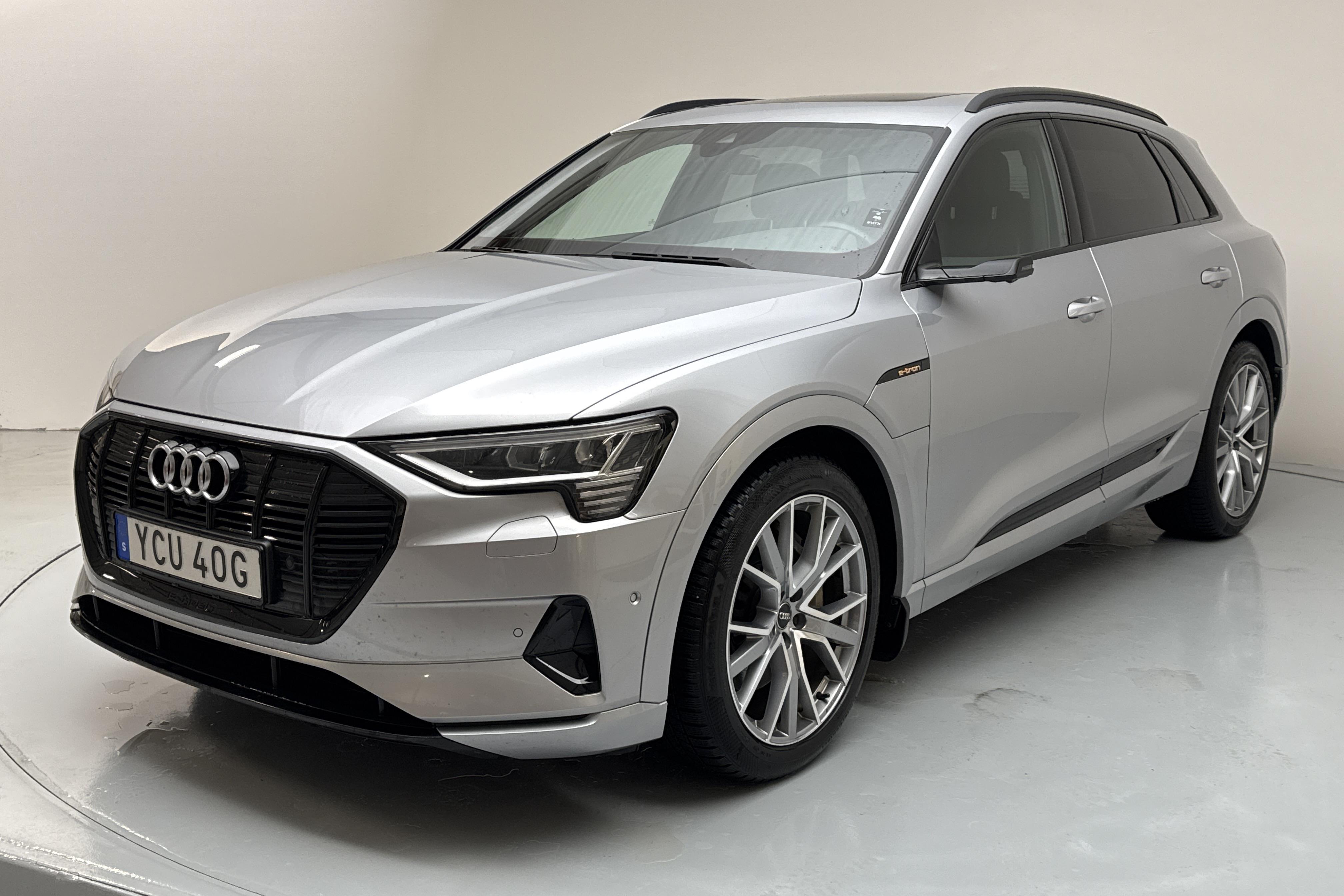 Audi e-tron 55 quattro 95 kWh (360hk) - 7 415 mil - Automat - silver - 2020