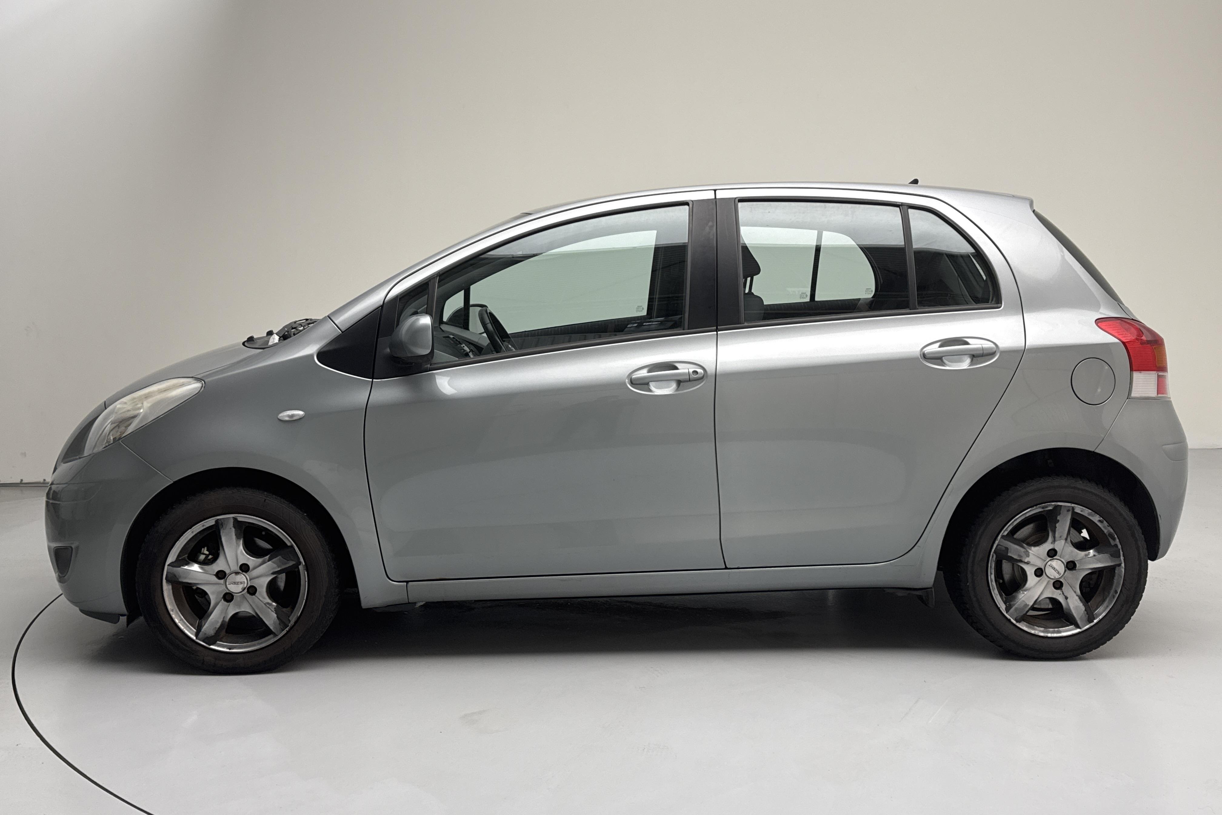 Toyota Yaris 1.33 5dr (100hk) - 17 207 mil - Manuell - grå - 2010