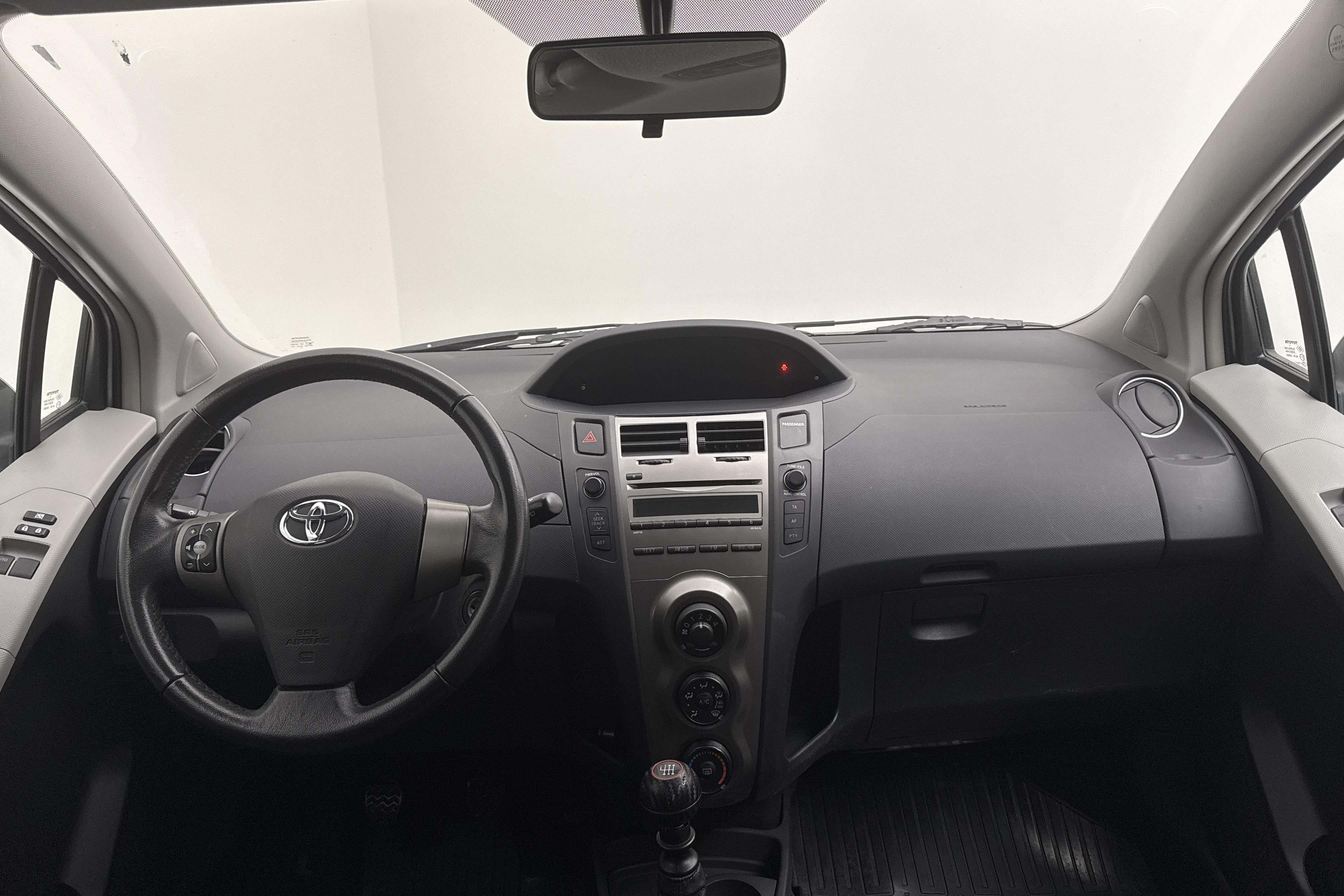 Toyota Yaris 1.33 5dr (100hk) - 17 207 mil - Manuell - grå - 2010