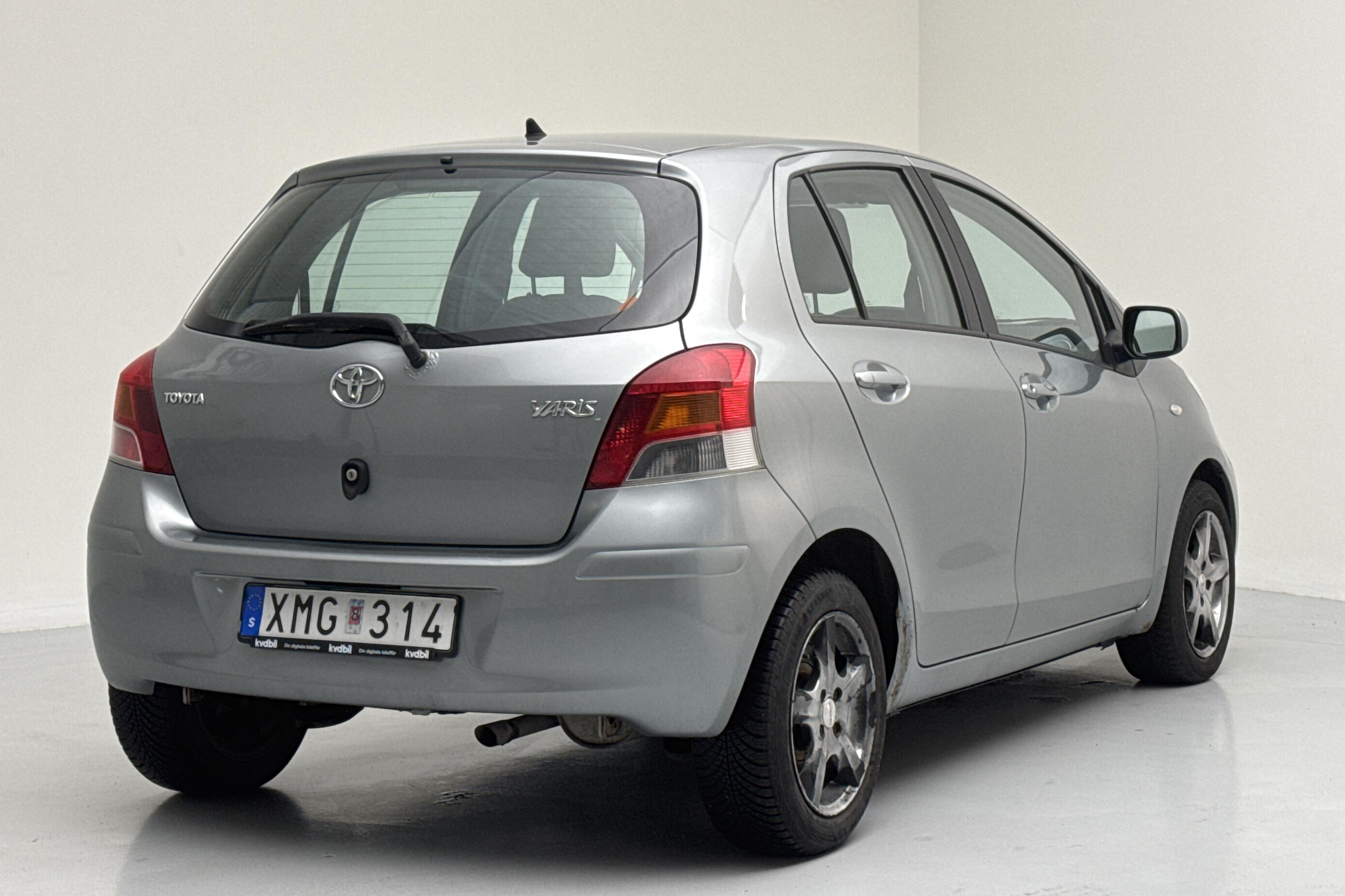 Toyota Yaris 1.33 5dr (100hk) - 17 207 mil - Manuell - grå - 2010