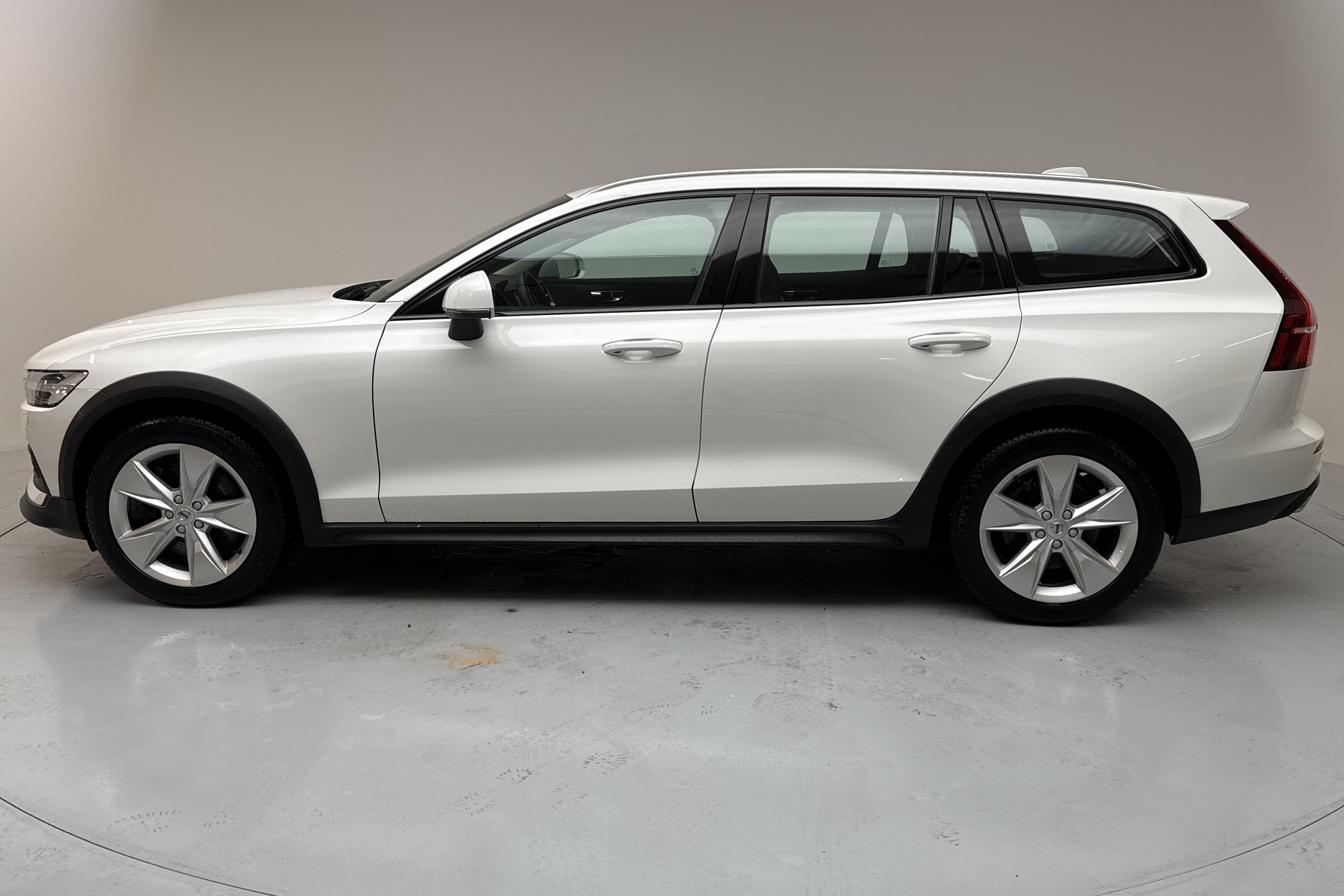 Volvo V60 B4 Cross Country AWD Mildhybrid, Diesel (197hk) - 8 627 mil - Automat - vit - 2022