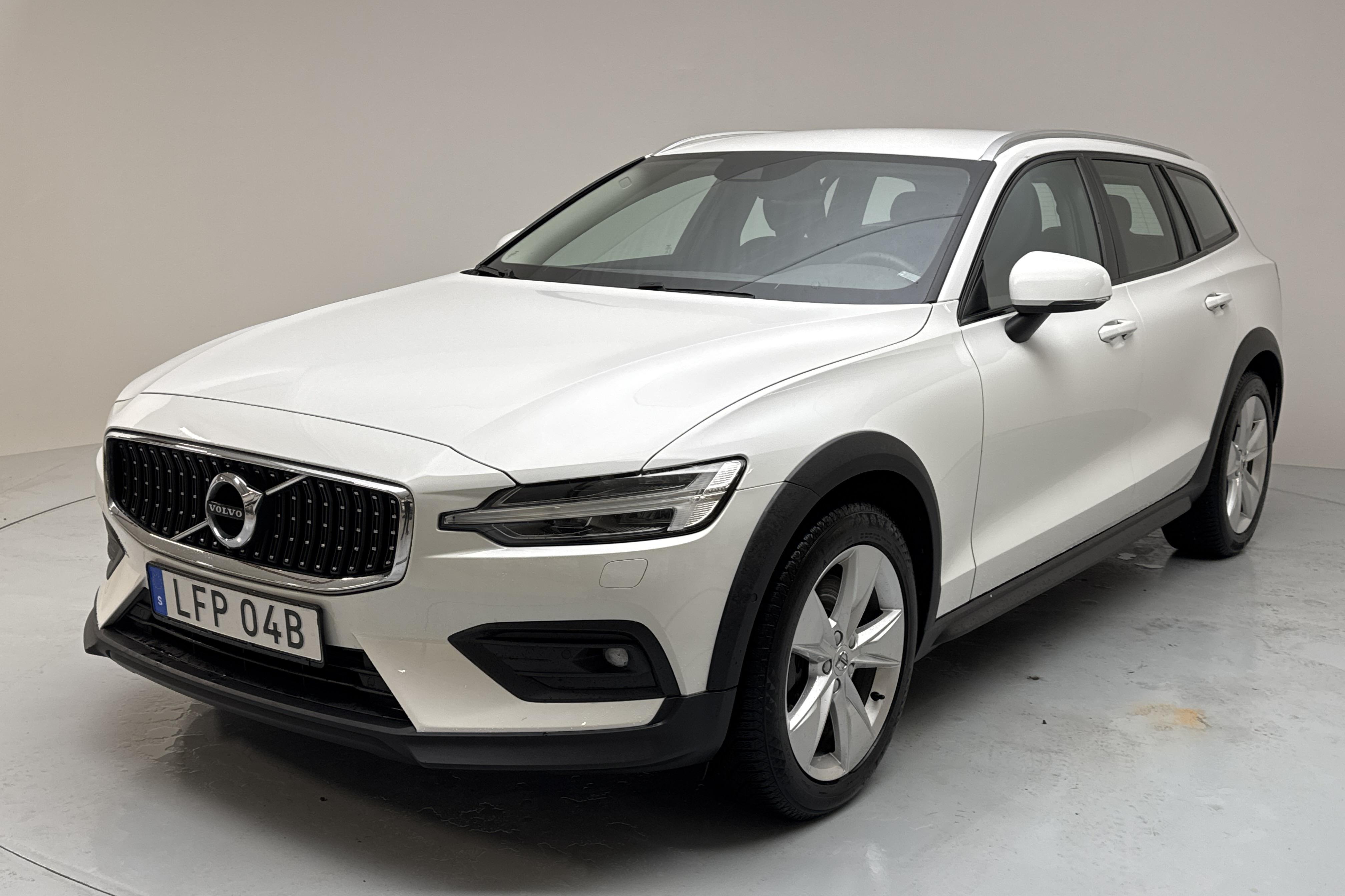 Volvo V60 B4 Cross Country AWD Mildhybrid, Diesel (197hk) - 8 627 mil - Automat - vit - 2022